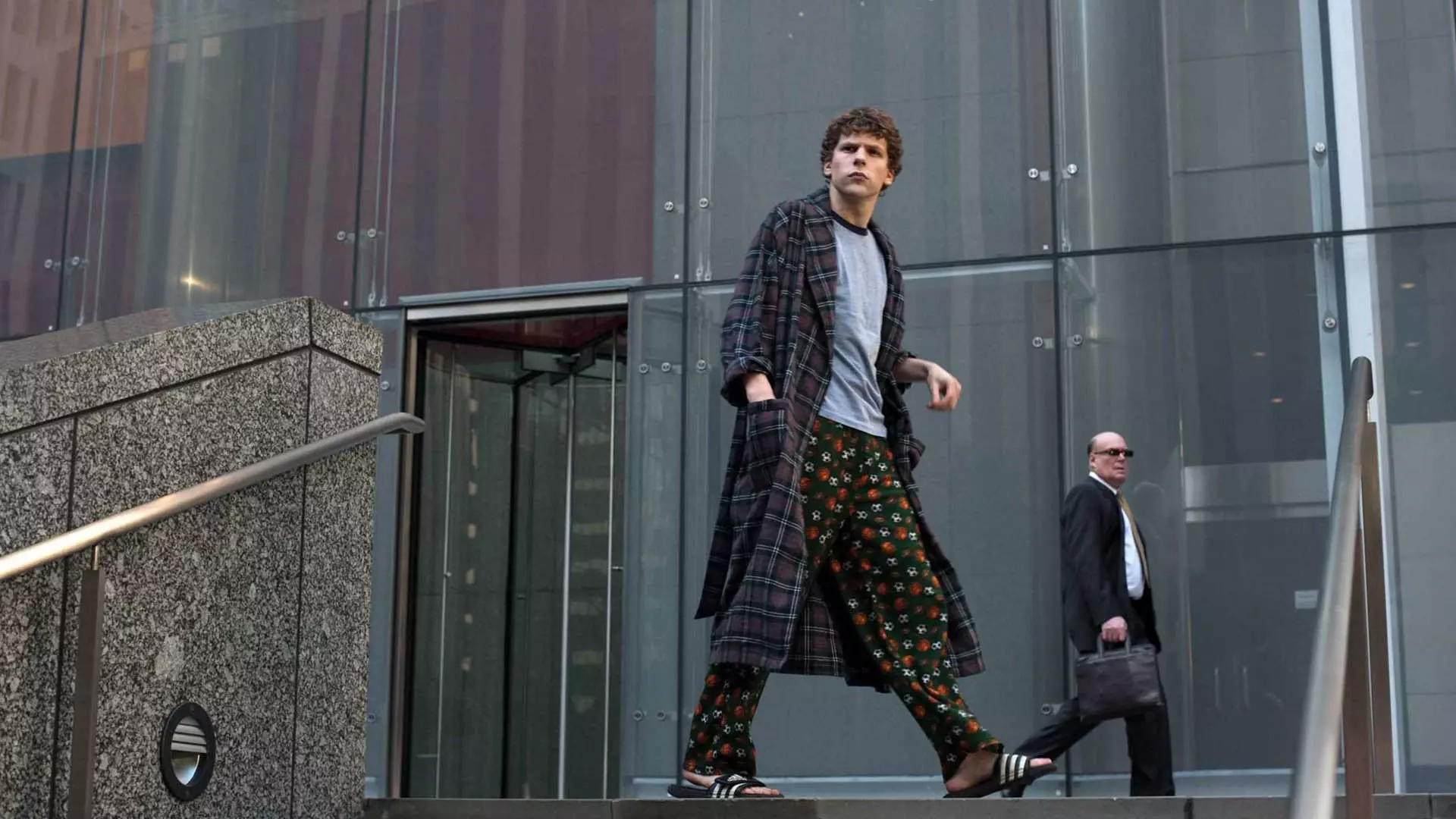 شخصیت مارک زاکربرگ با دمپایی و لباس راحت در خیابان در فیلم The Social Network