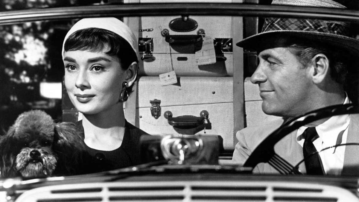 آدری هپبورن با کلاه خاص سوار ماشین در فیلم Sabrina، محصول سال ۱۹۵۴ میلادی