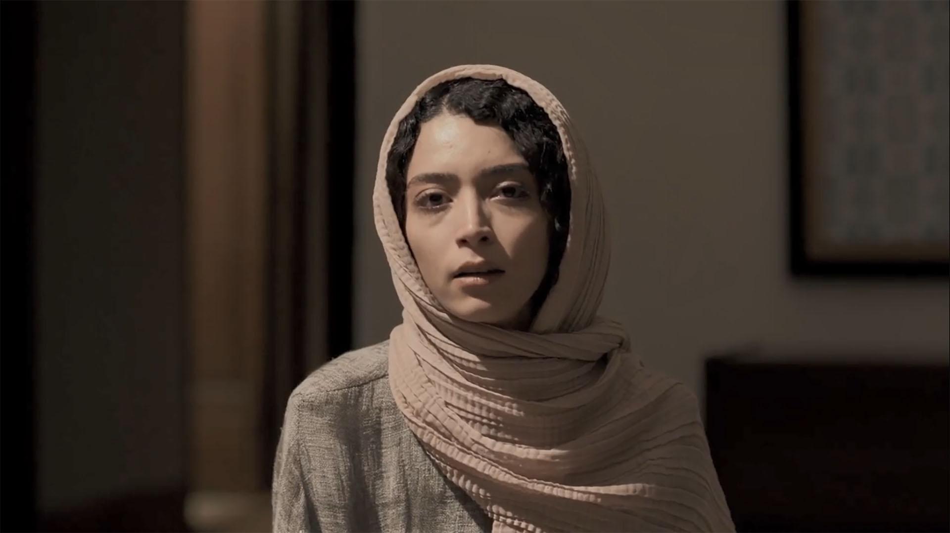ساغر قناعت در نقش خانم حمیدی در نمایی از سریال روز بلوا