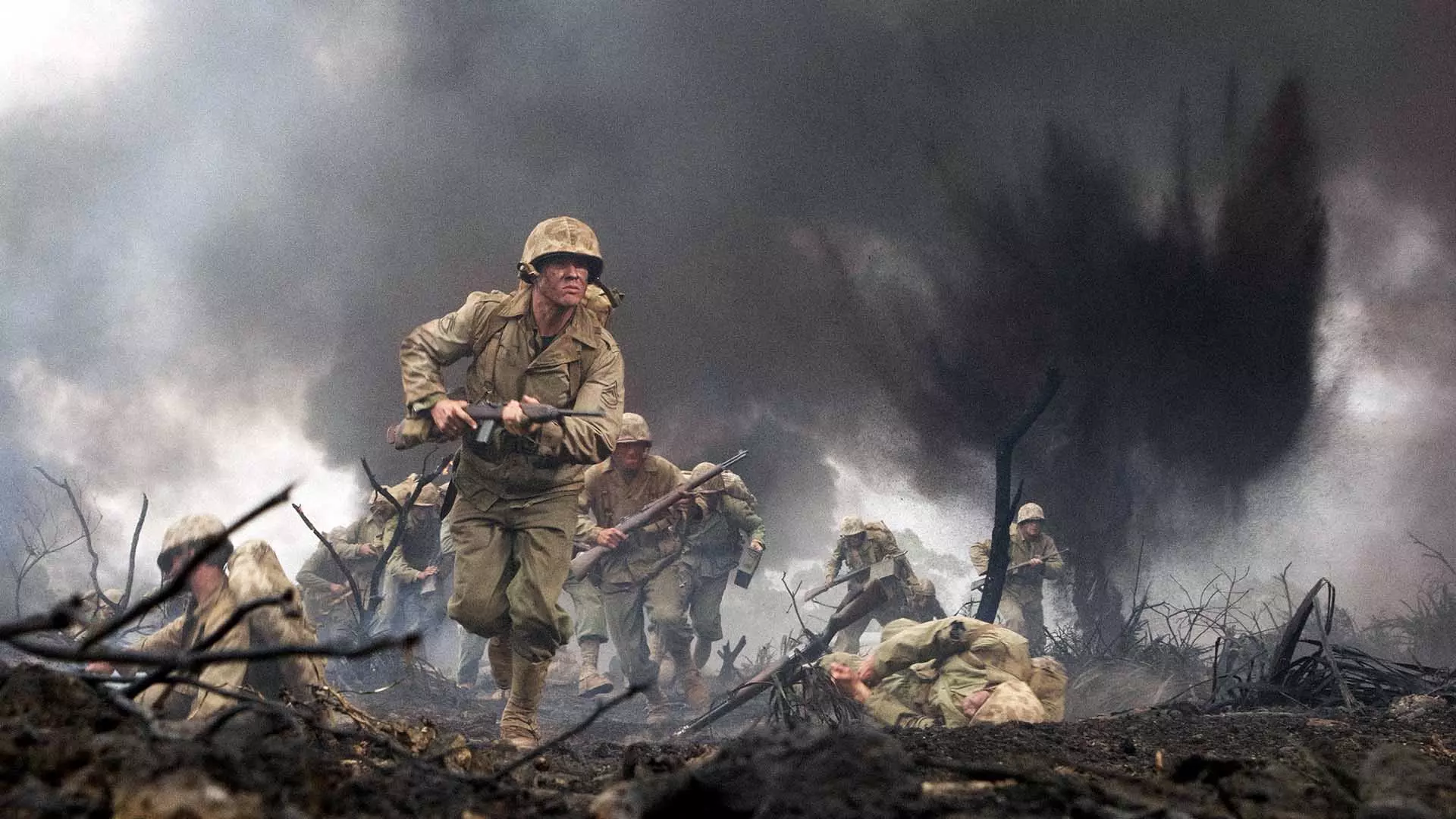 سربازی در حال دویدن در میدان جنگ در مینی سریال The Pacific