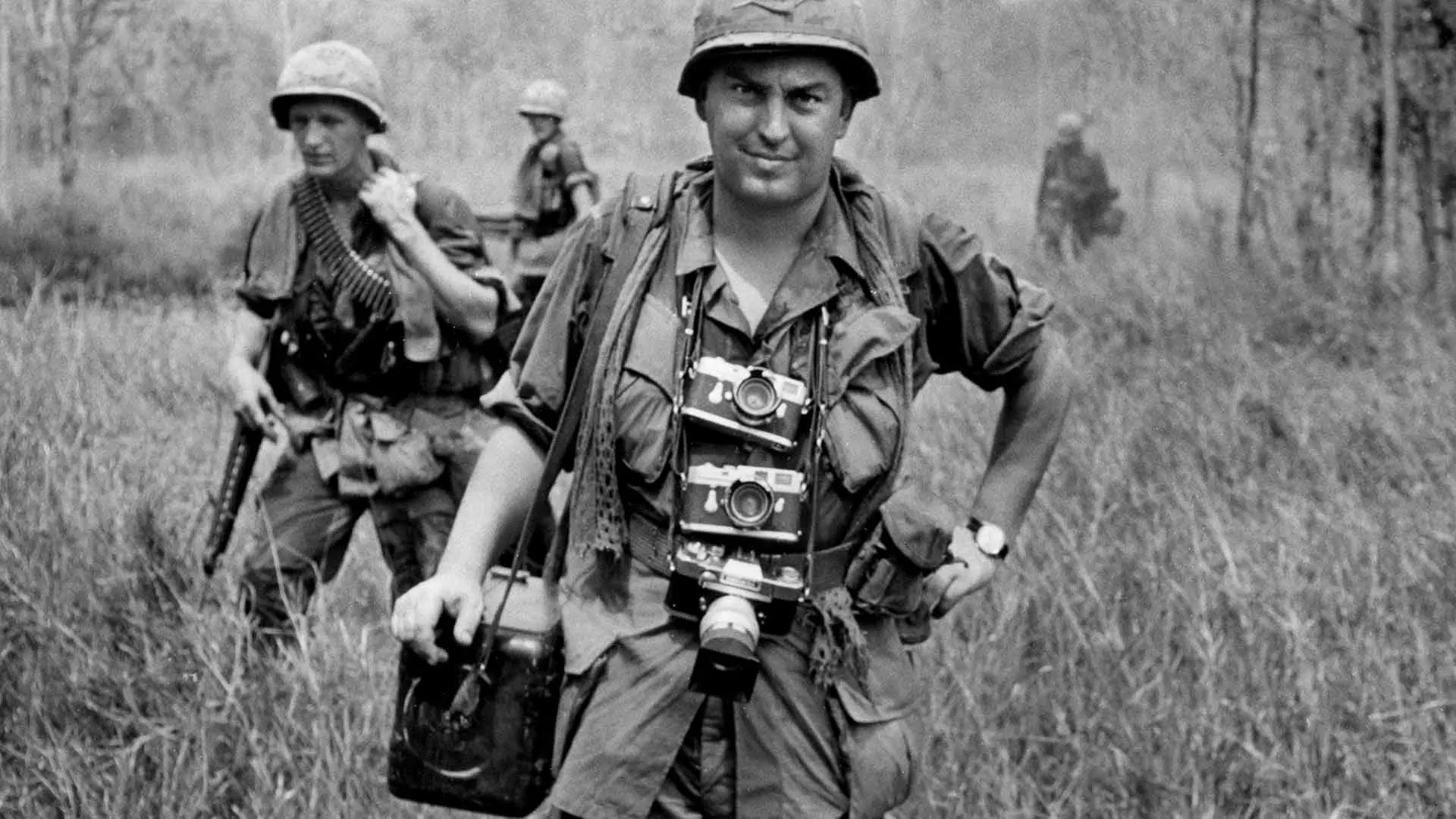 تصویر سیاه و سفید سربازان جنگ ویتنام در مینی سریال The Vietnam War