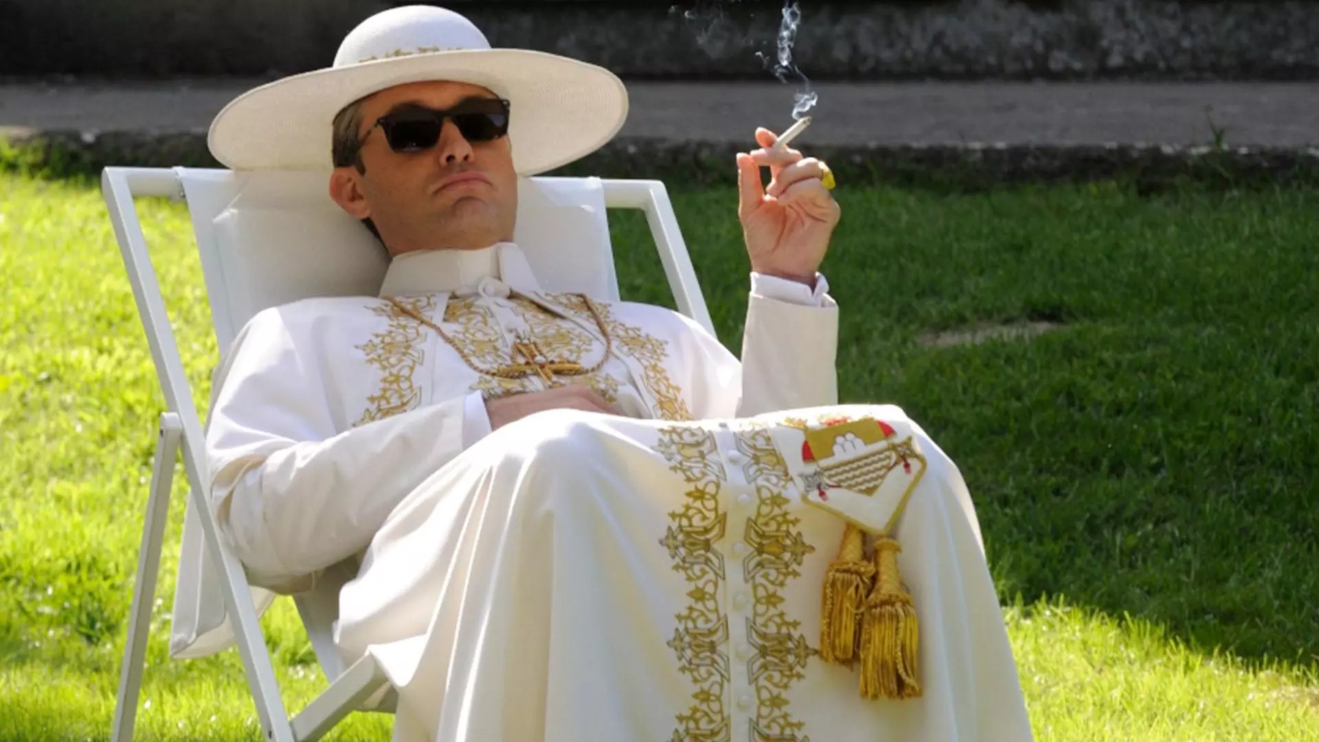 جود لاو در حال سیگار کشیدن در مینی سریال The Young Pope
