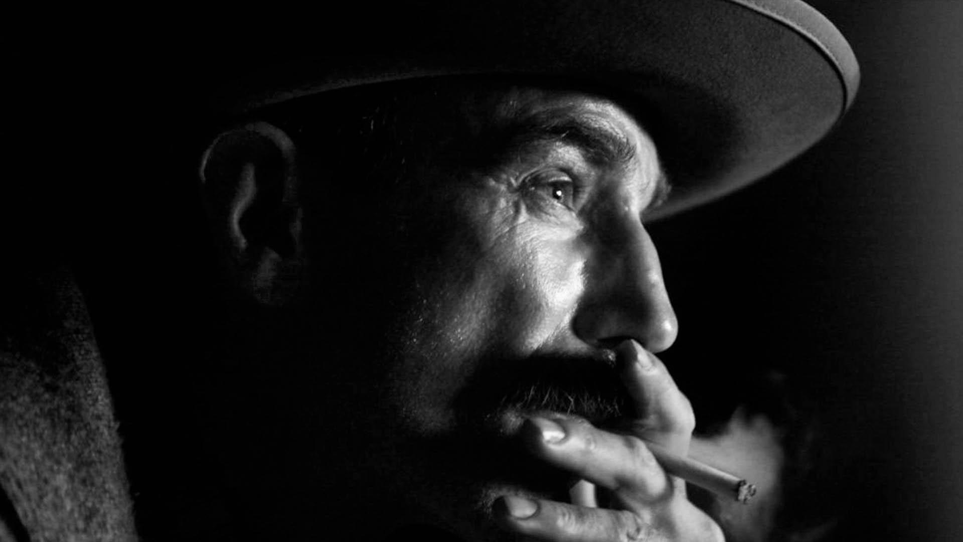دنیل دی لوئیس درحال سیگار کشیدن در فیلم there will be blood