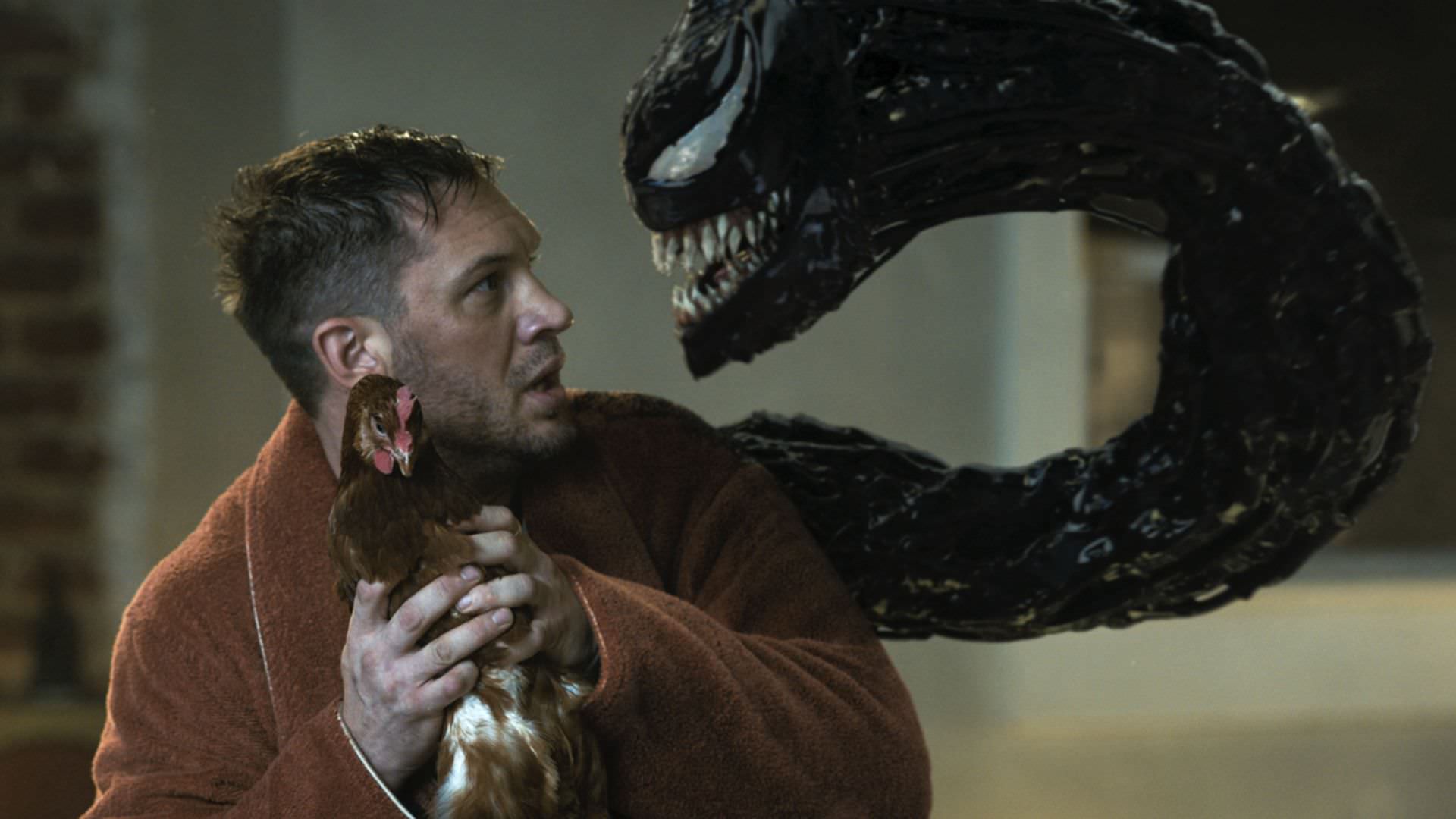 ادی براک با بازی تام هاردی در حال دعوا با ونوم در فیلم Venom: Let There Be Carnage