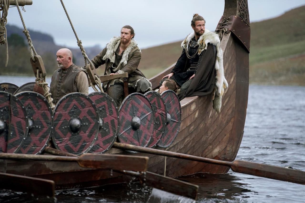 نیروهای وایکینگ در روی رودخانه در روی قایق در سریال Vikings: Valhalla