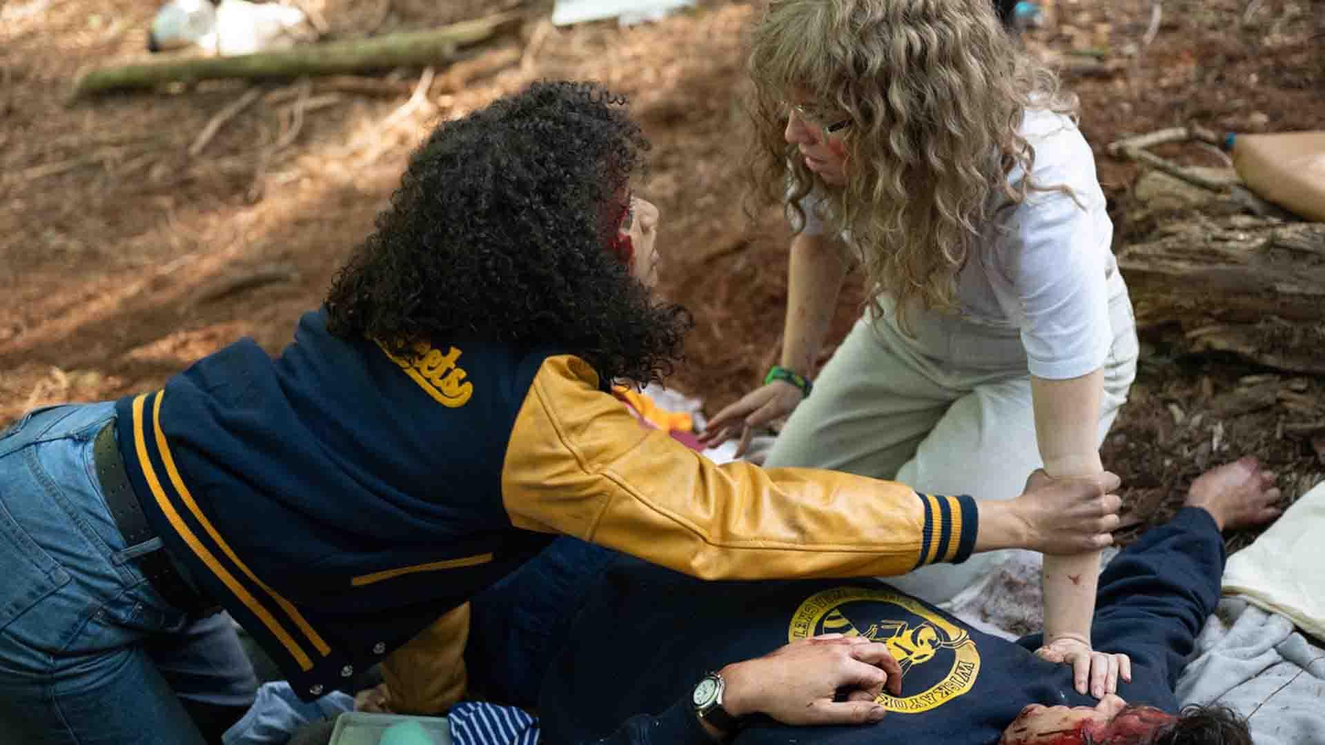 جزمین سیوی براون و سمی هنرتی در سریال yellowjackets