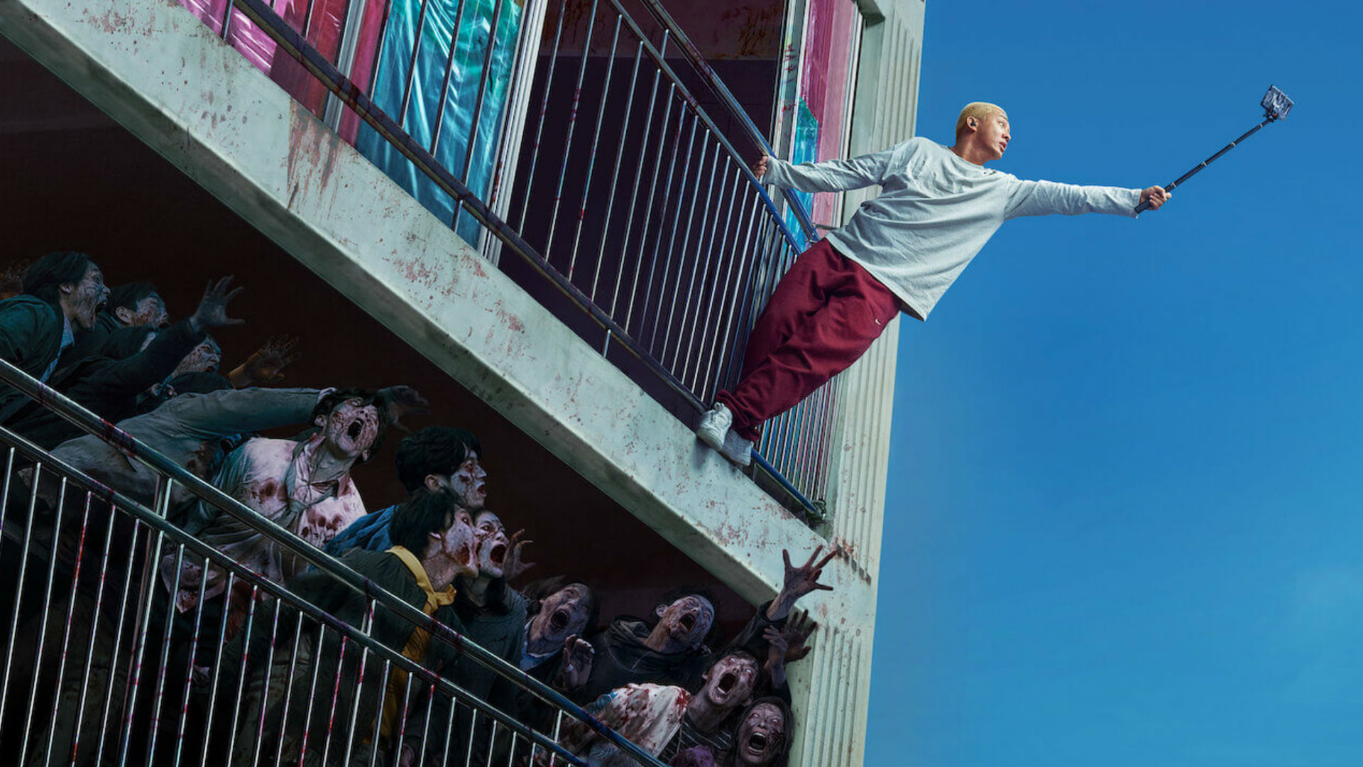 جون ئو از بالکن خانه‌اش آویزان شده است فیلم هشتگ زنده