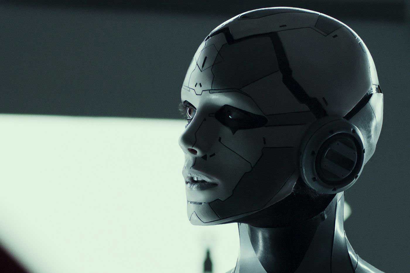 چهره بهت زده و فلزی ربات در فیلم علمی تخیلی بریتانیایی Archive/بایگانی