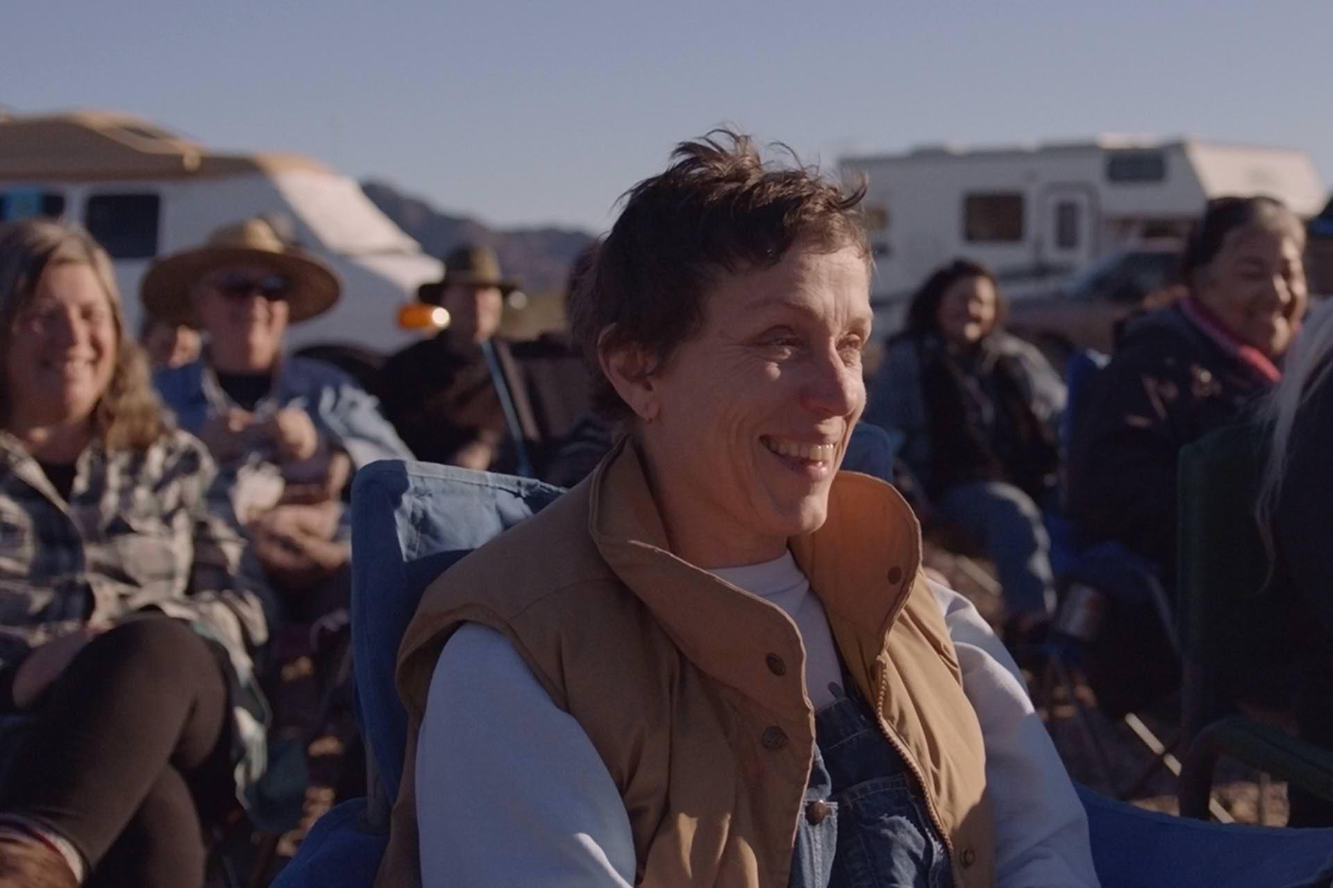 فرانسیس مک دورمند خوشحال در صحرای آریزونا در فیلم Nomadland