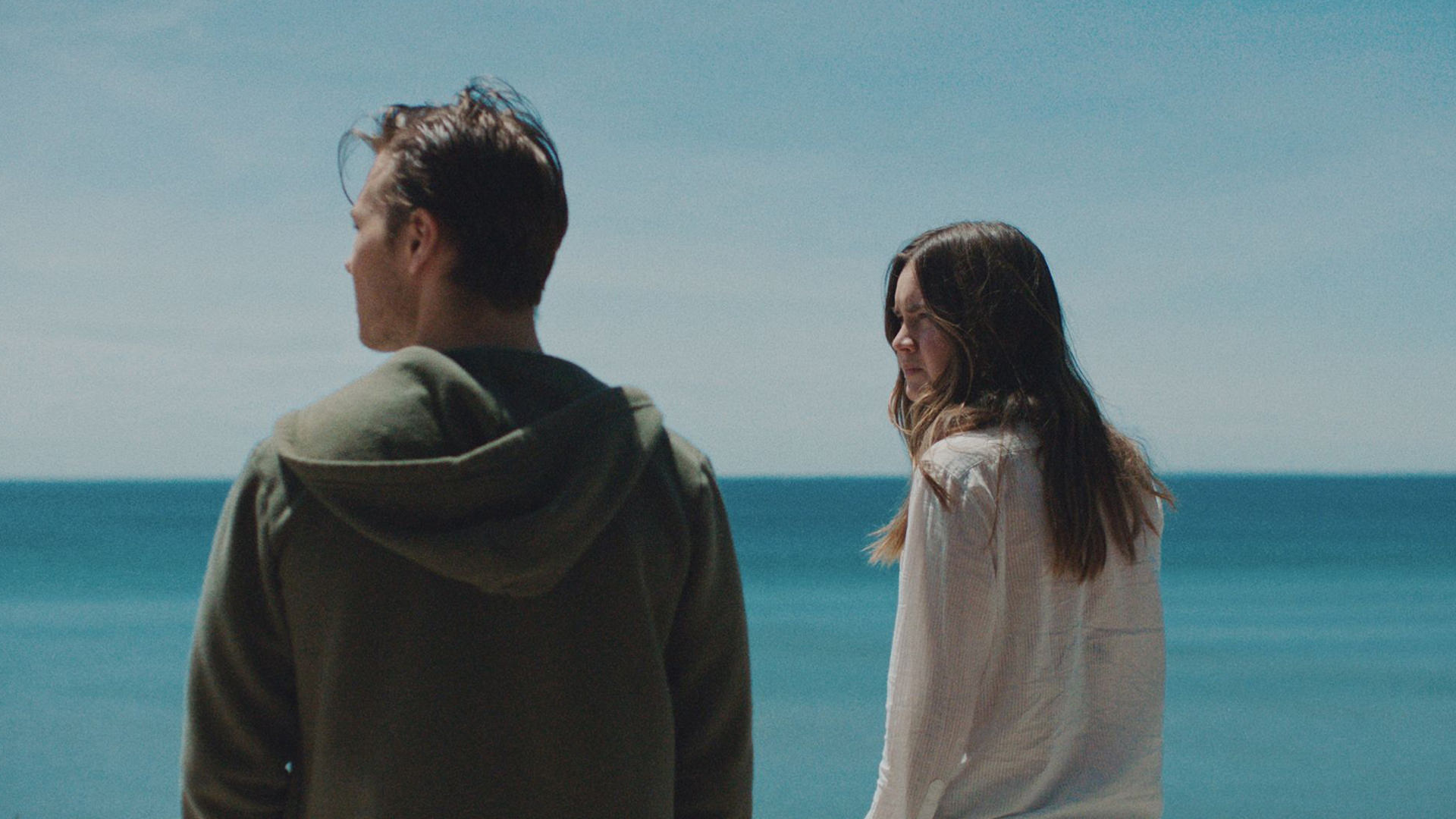 زوج جوان از محیط خلوت ساحل تعجب می‌کنند فیلم خانه‌ی ساحلی