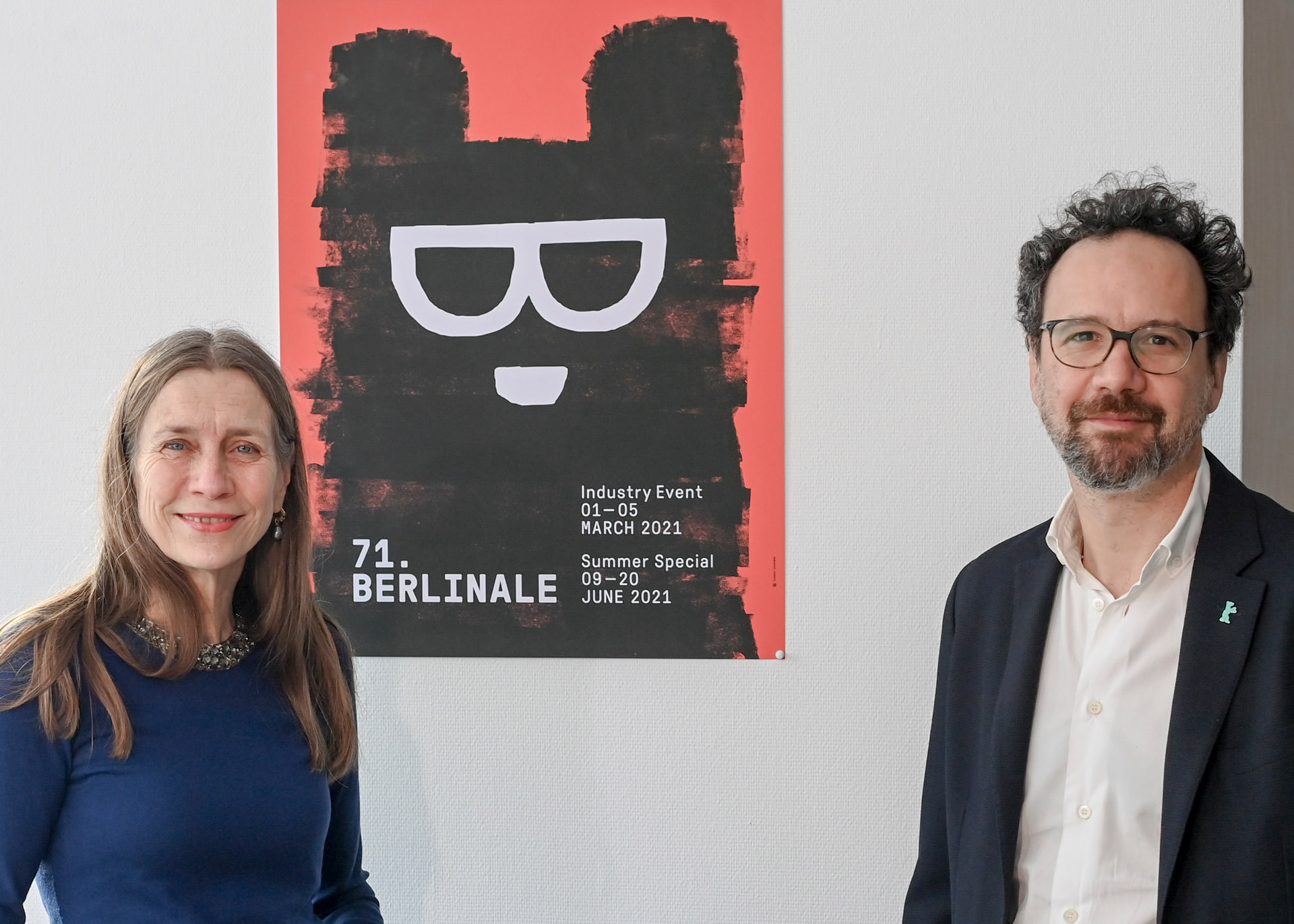کارلو چاتریان و ماریت ریزنبیک در کنار پوستر جشنواره فیلم برلین ۲۰۲۱