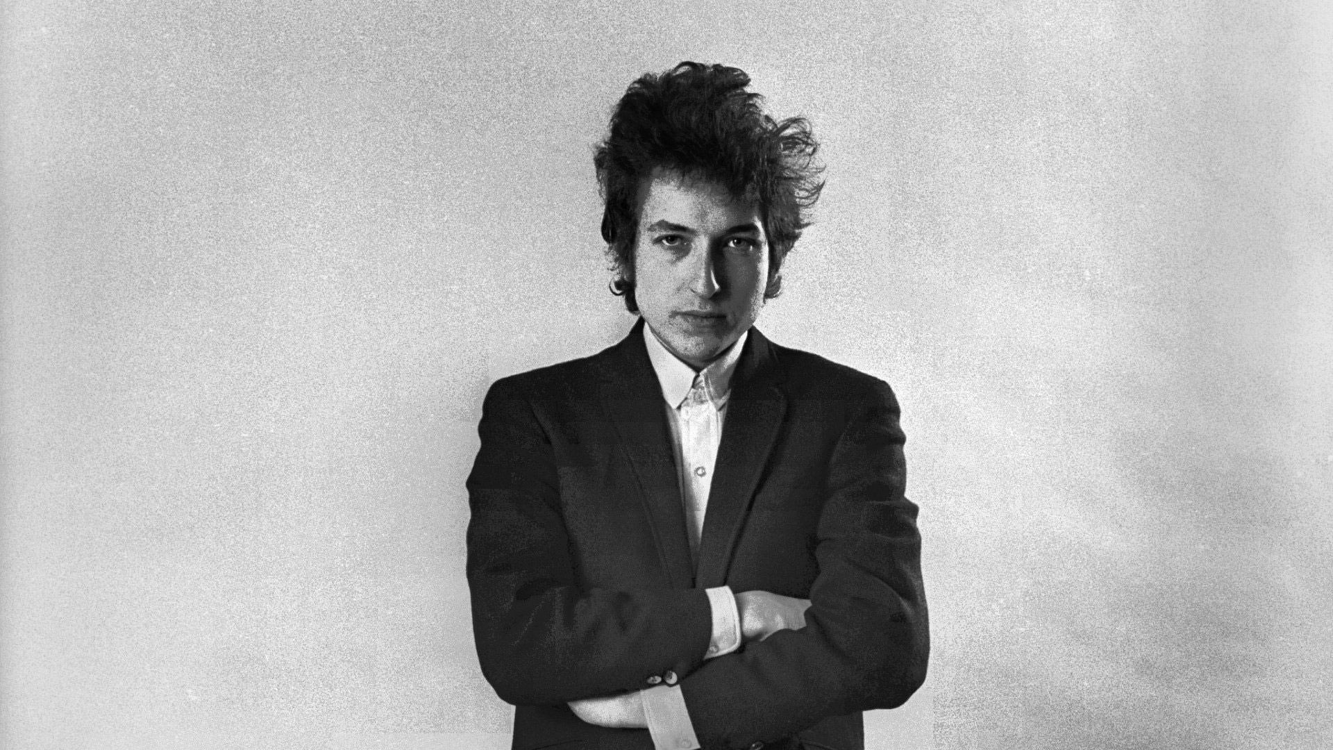 باب دیلن جوان دست به سینه