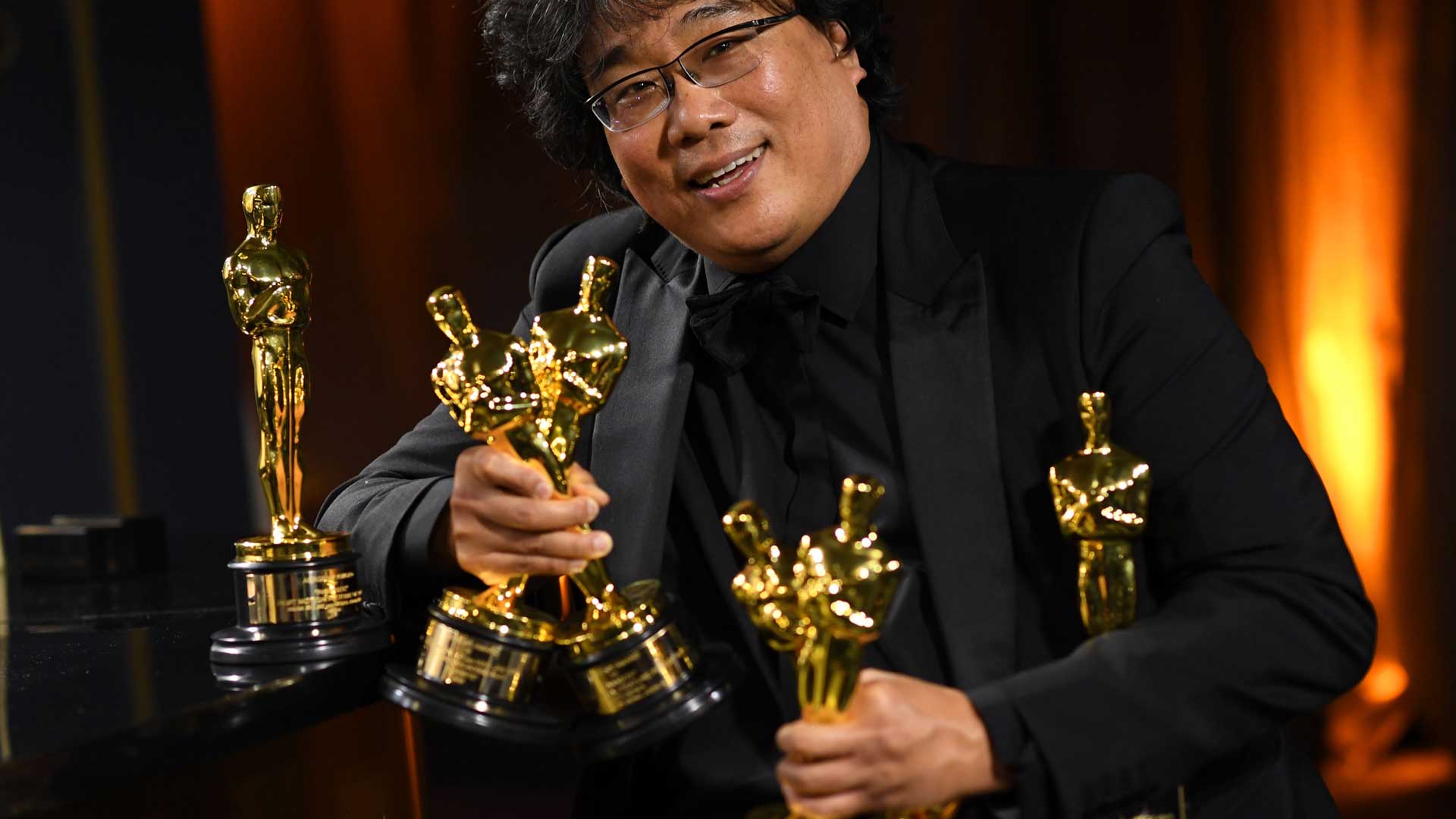 لبخند بونگ جون هو از کره جنوبی، کارگردان فیلم Parasite در کنار پنج مجسمه طلایی اسکار