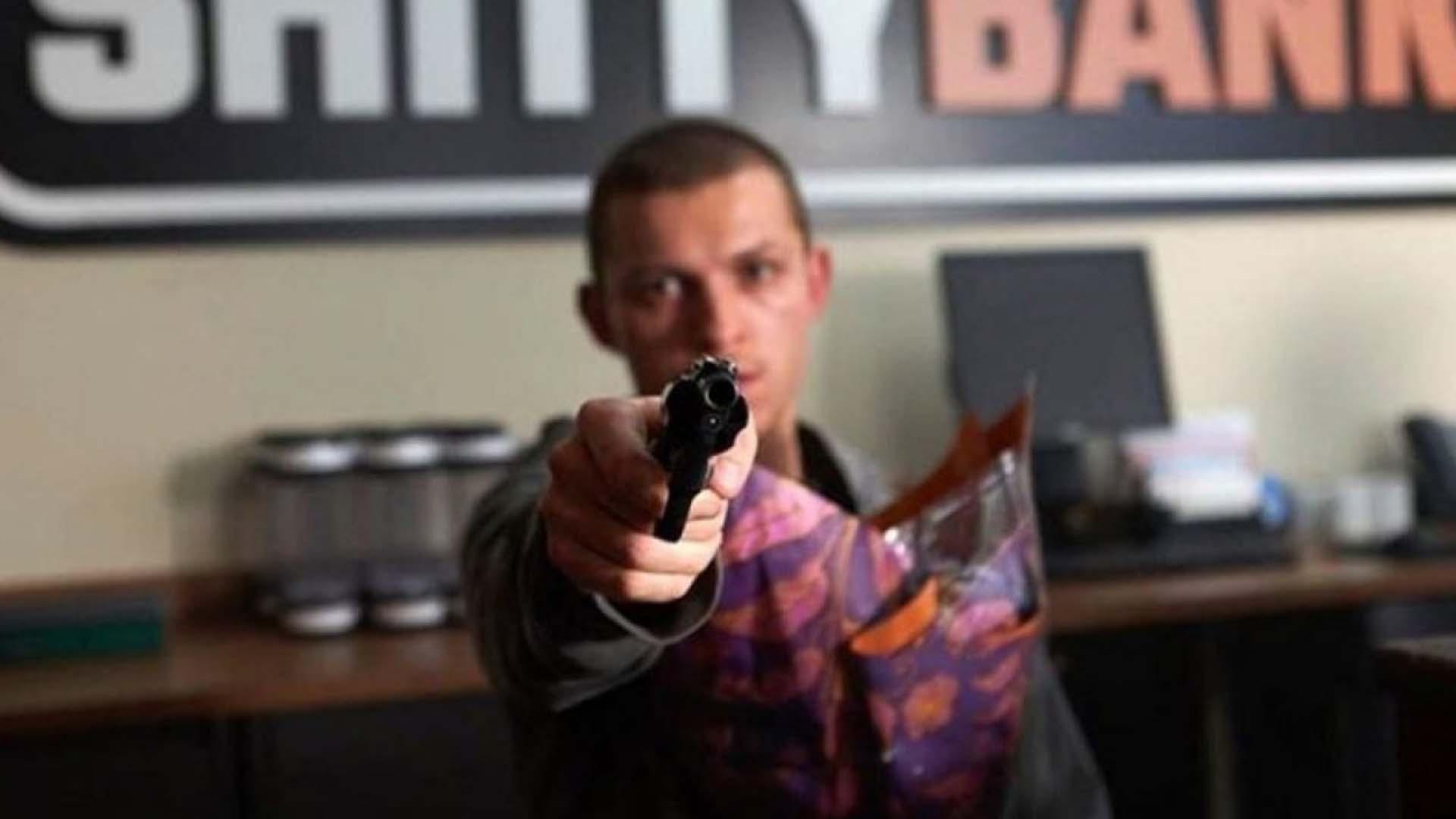 تام هالند به همراه اسلحه و دسته گل در فیلم Cherry