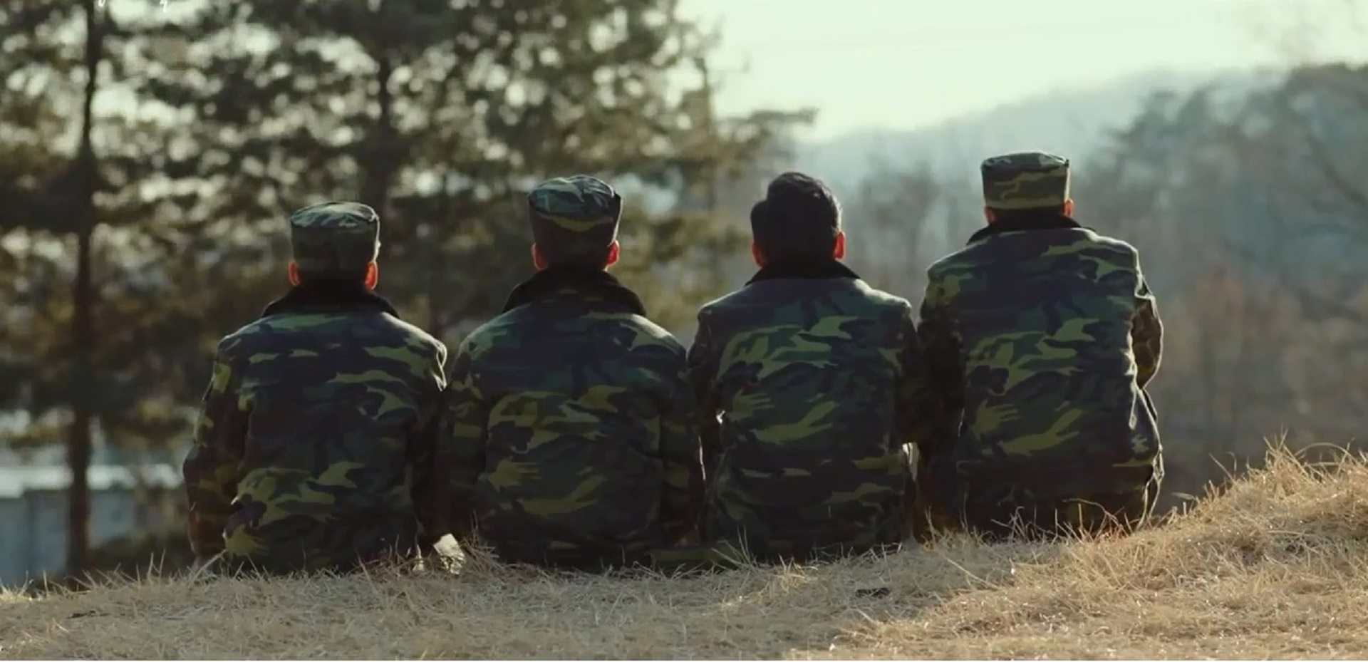 سربازان کره شمالی در حال نگاه کردن به کره جنوبی در سریال سقوط بر روی تو