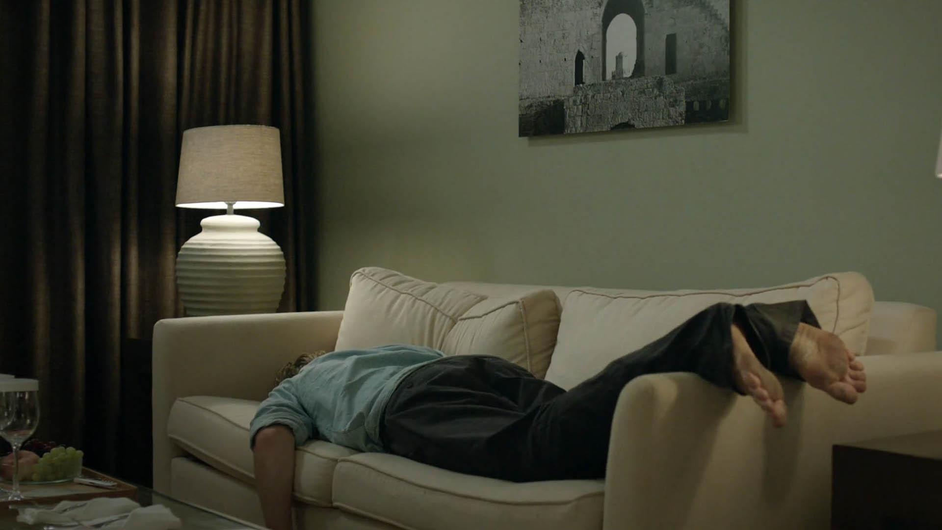 شخصیت جسی خوابیده روی شکم در فیلم Before midnight