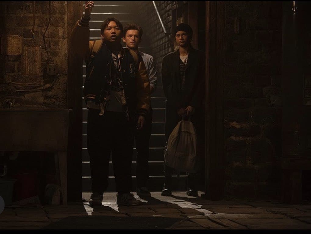 ورود تام هالند در نقش پیتر پارکر، زندیا در نقش MJ و جیکوب باتالون در نقش ند لیدز به زیر زمین خانه متروکه در فیلم Spider-Man 3