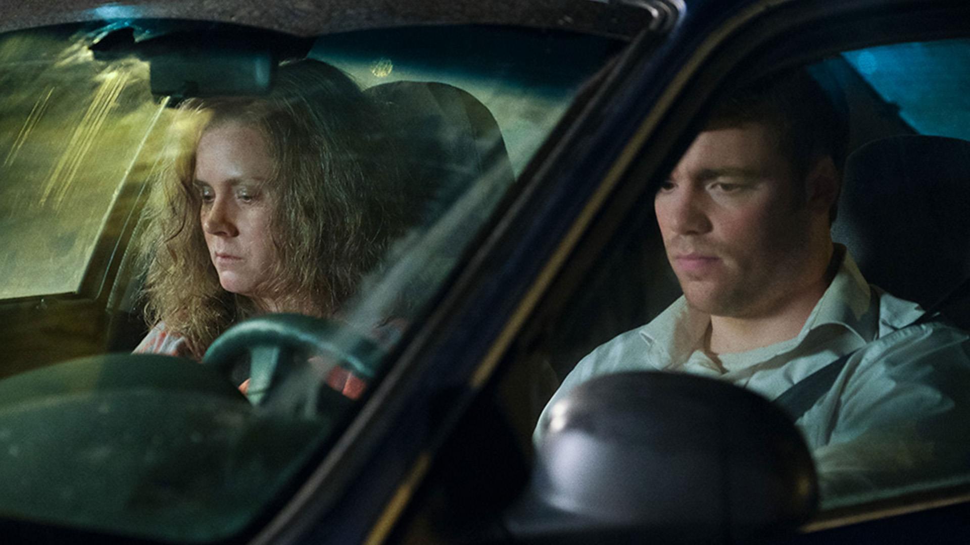 ایمی آدامز و فرزندش جی‌.دی درون ماشین در لحظه‌ای از فیلم Hillbilly Elegy
