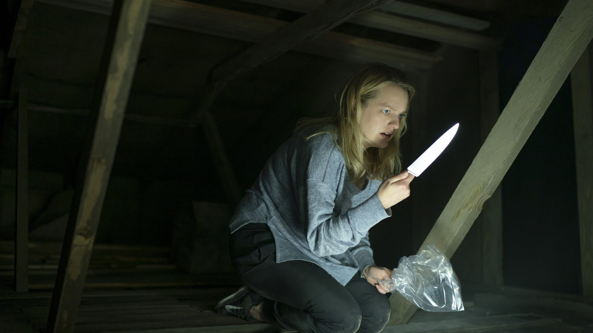 زن چاقوی مخفی‌شده‌ای را در اتاق زیرشیروانی پیدا می کند فیلم مرد نامرئی