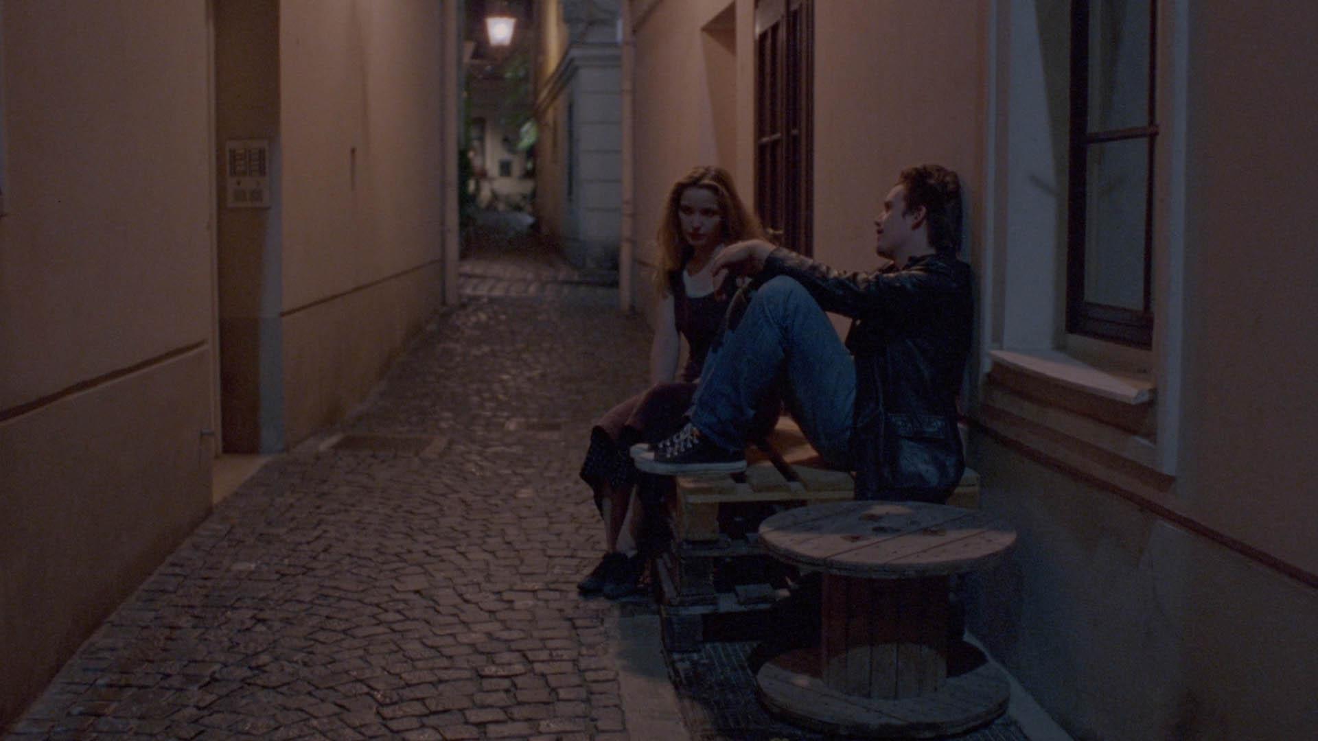 جسی و سلین در یک کوچه در حال صحبت کردن در فیلم Before Sunrise