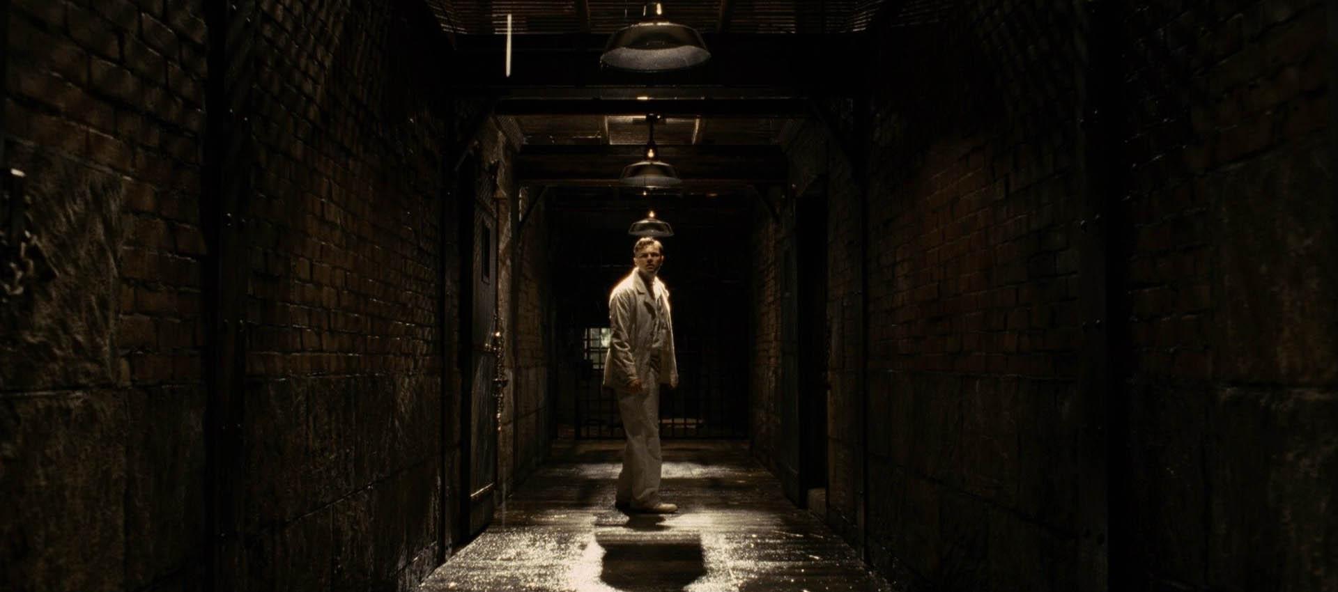 دی‌کاپریو در یک راهرو تاریک در فیلم Shutter Island