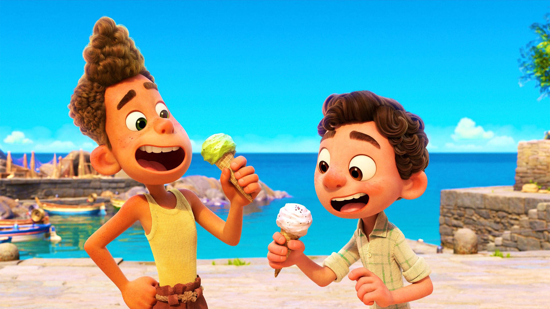 لوکا و آلبرتو در حال خوردن بستنی در کنار دریا در انیمیشن Luca، انیمیشن جدید پیکسار و دیزنی