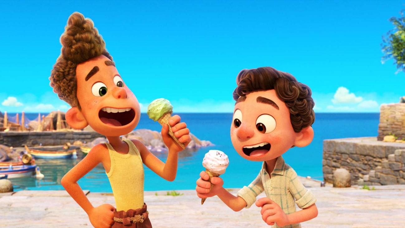 بستنی خوردن دو دوست در ساحل کنار آب در انیمیشن Luca پیکسار، یکی از بهترین فیلم های ۲۰۲۱