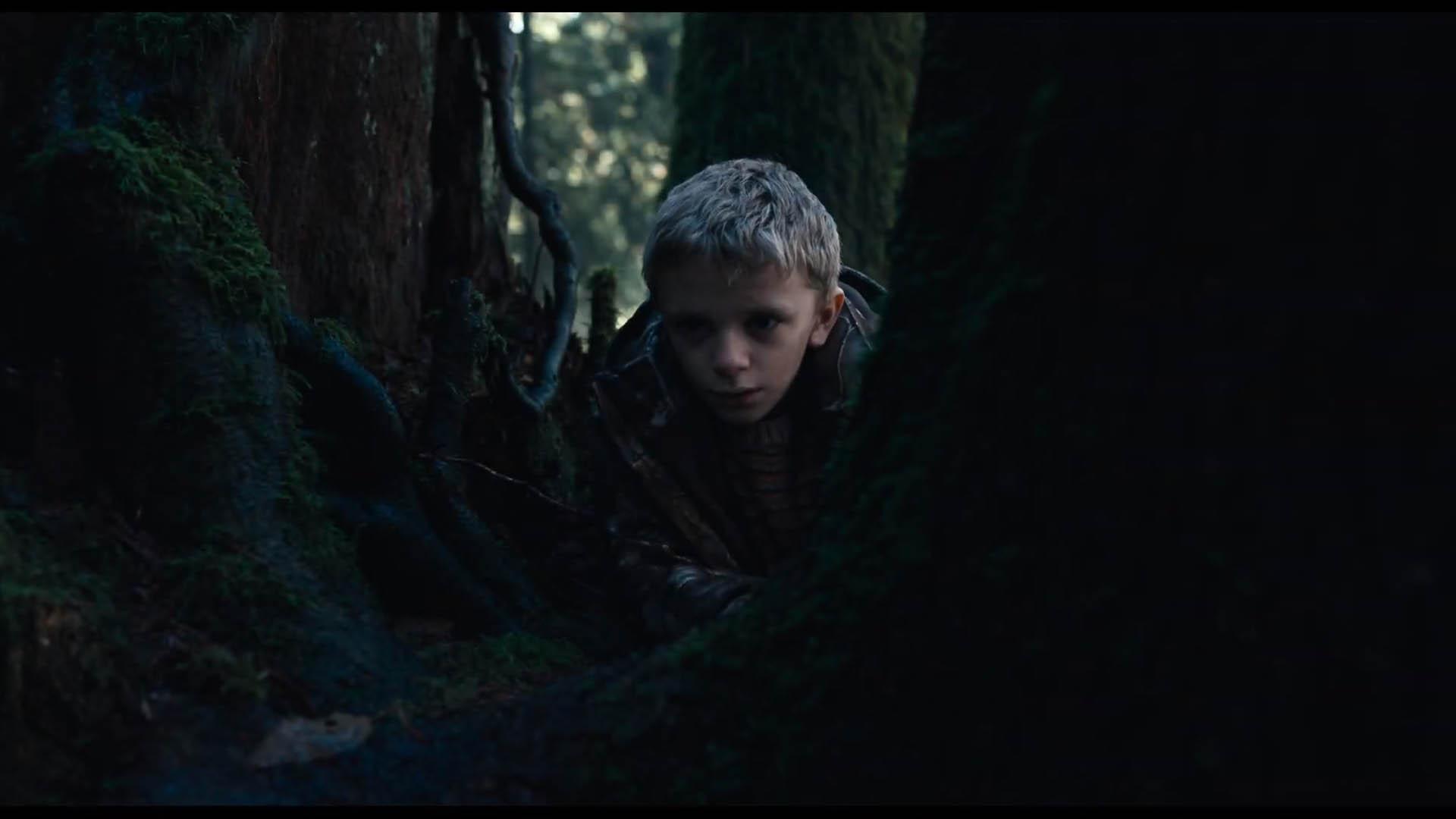 جرمی تی توماس در جنگل و میان درختان در فیلم Antlers