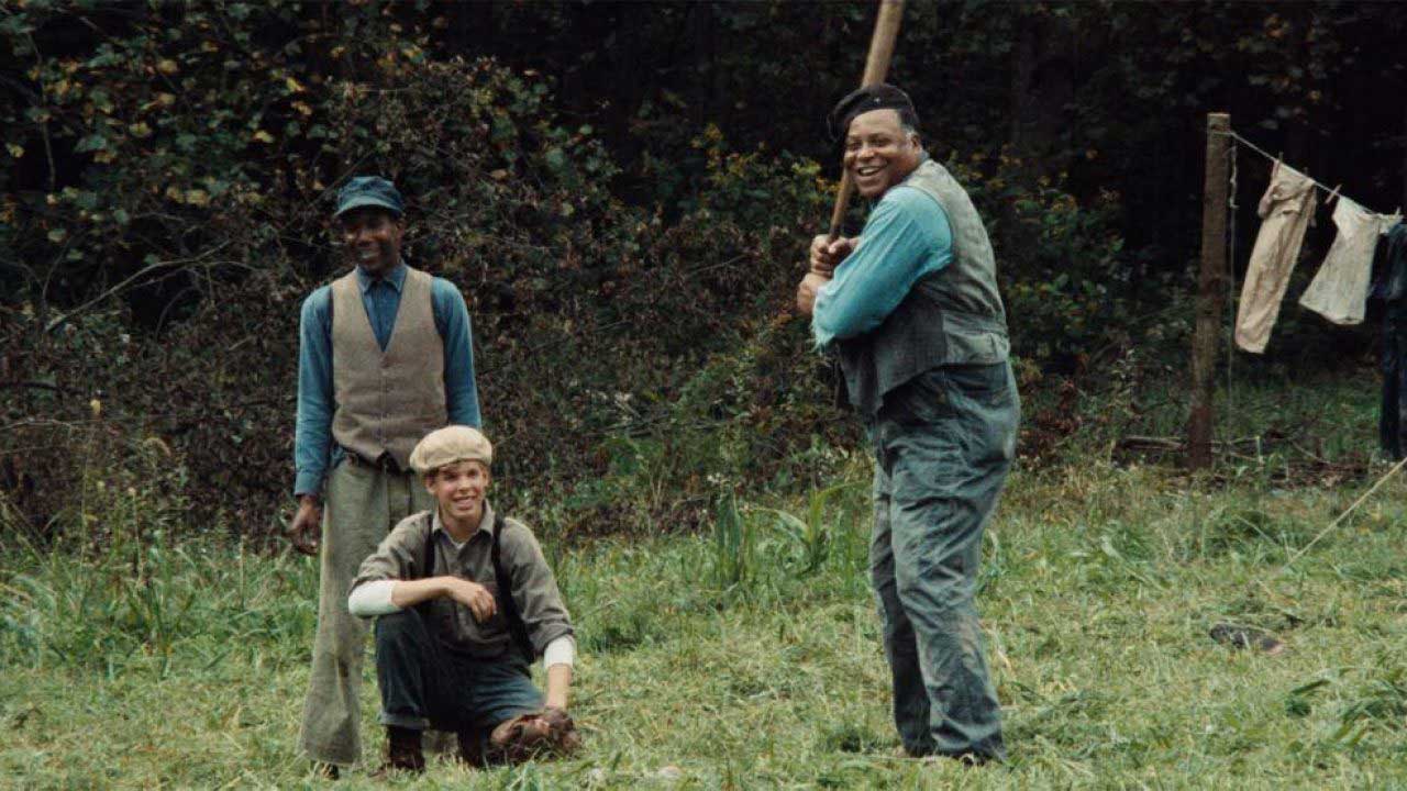 بیسبال بازی کردن و لبخند زدن روی چمن در فیلم Matewan، محصول سال ۱۹۸۷ میلادی