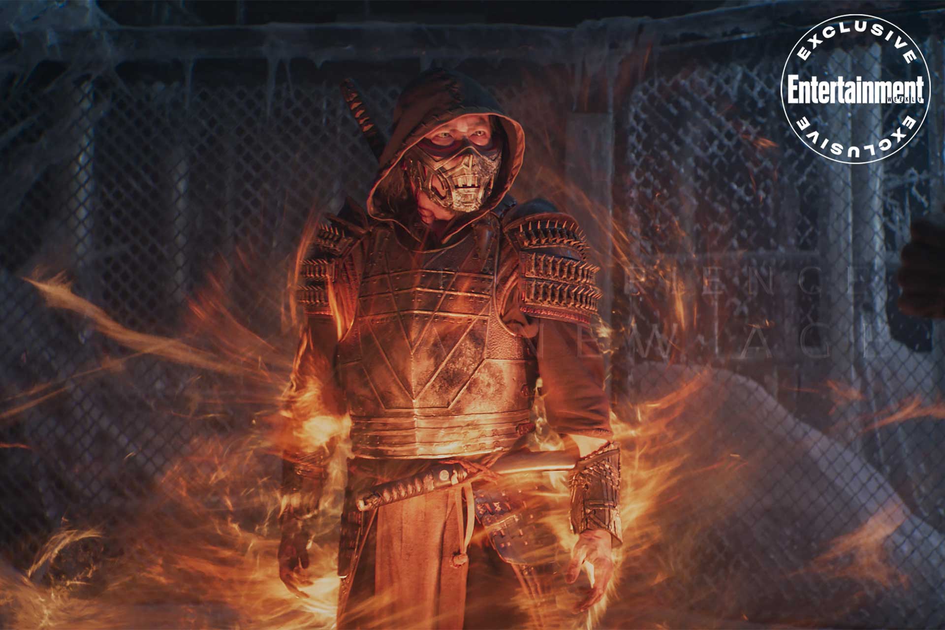اسکورپیون و شعله های آتش در پیرامون او داخل فیلم مورتال کمبت با درجه سنی بزرگسال