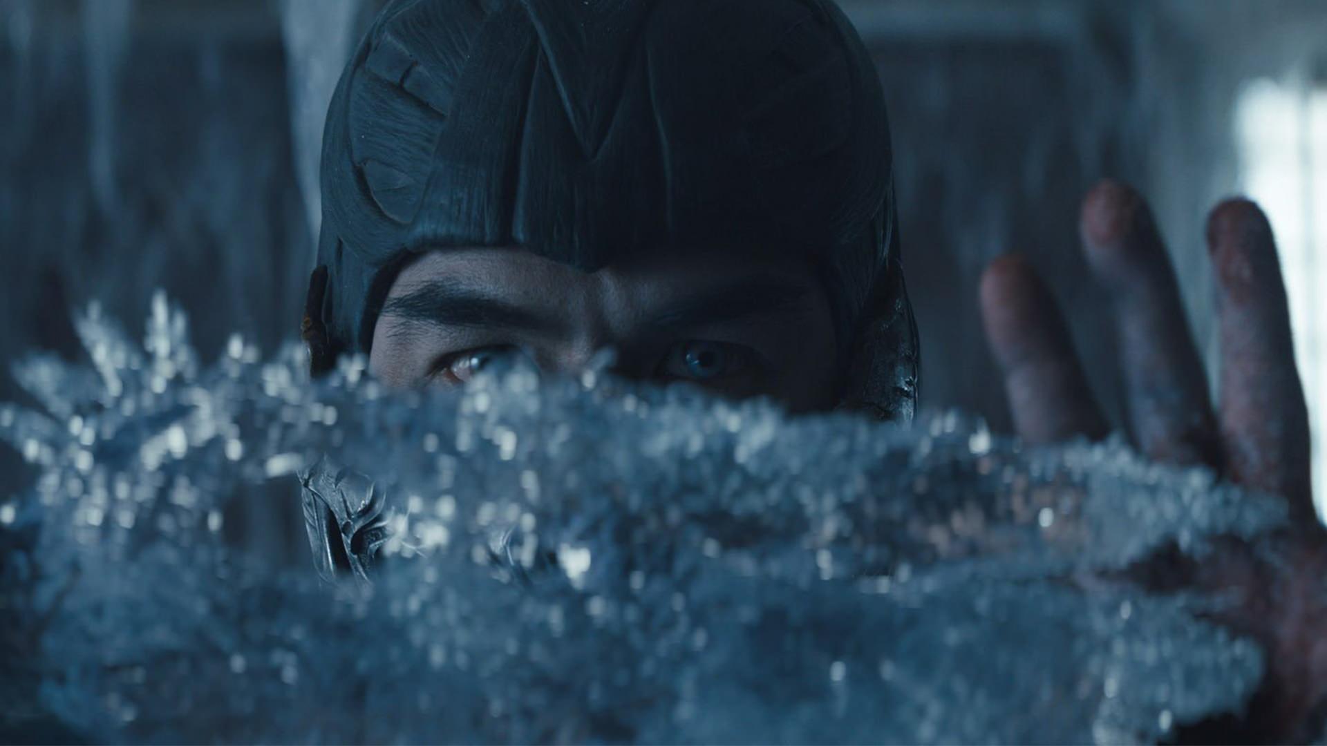 جو تسلیم در نقش ساب زیرو در حال استفاده از قدرتش در فیلم Mortal Kombat