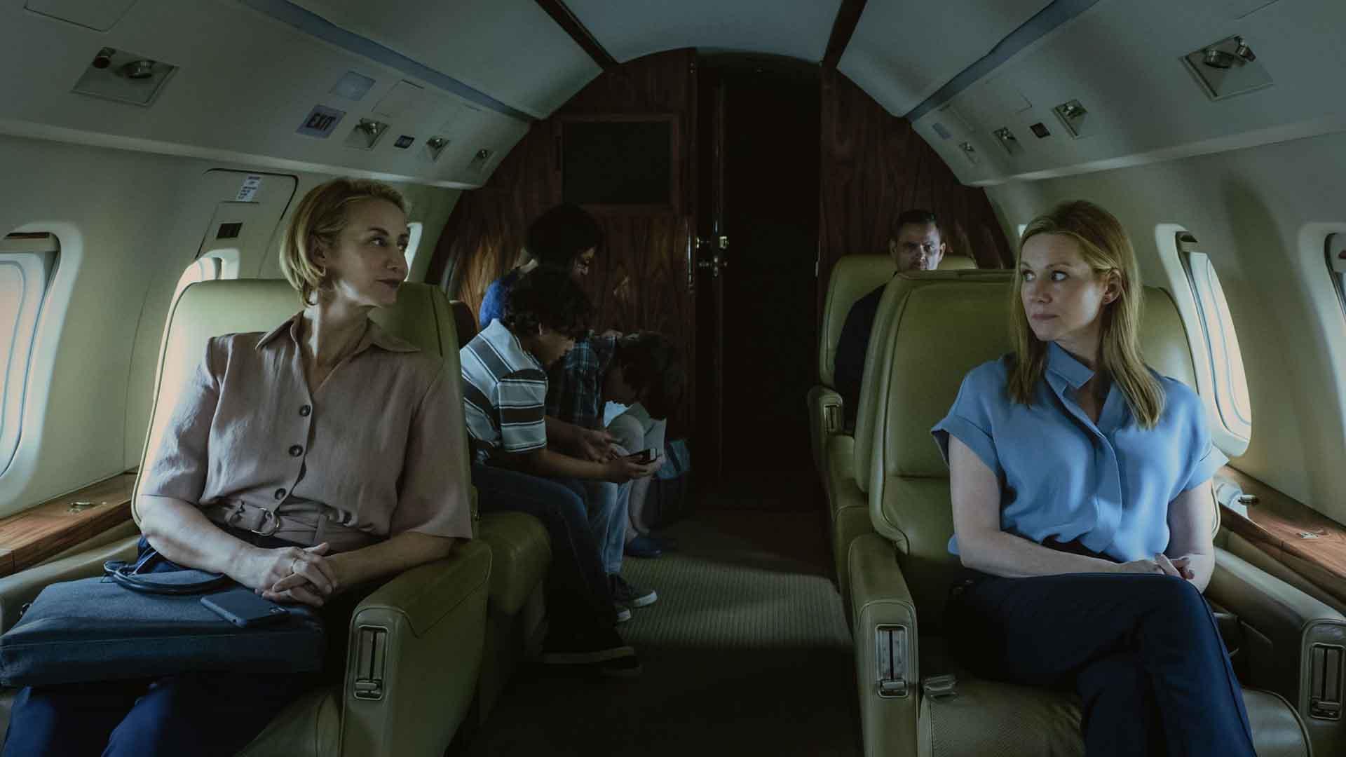 دو بازیگر اصلی سریال Ozark در فصل سوم و در هواپیما