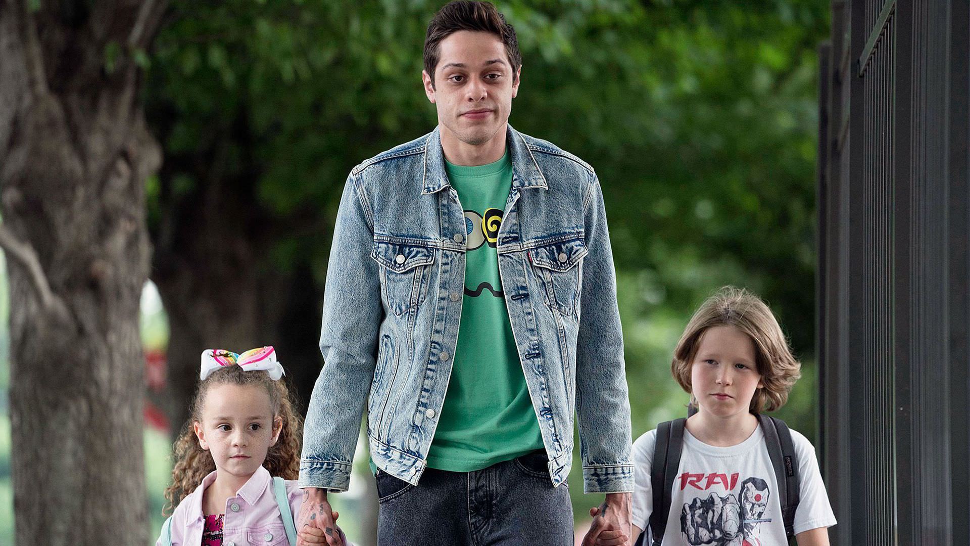 پیت دیویدسون در حال بردن دو بچه به مدرسه در فیلم The King of Staten Island