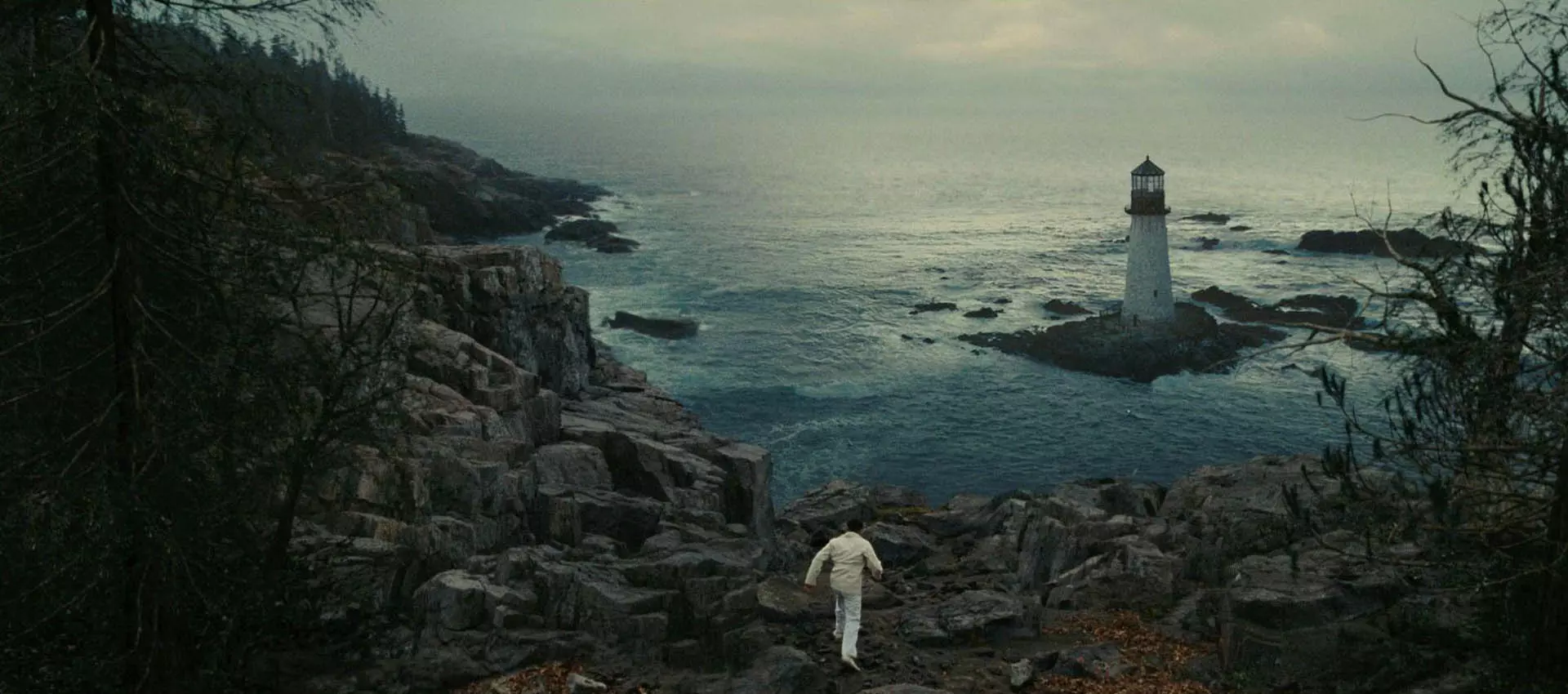 تصویری از پشت سر لئوناردو دی‌کاپریو و فانوس دریایی در فیلم Shutter Island
