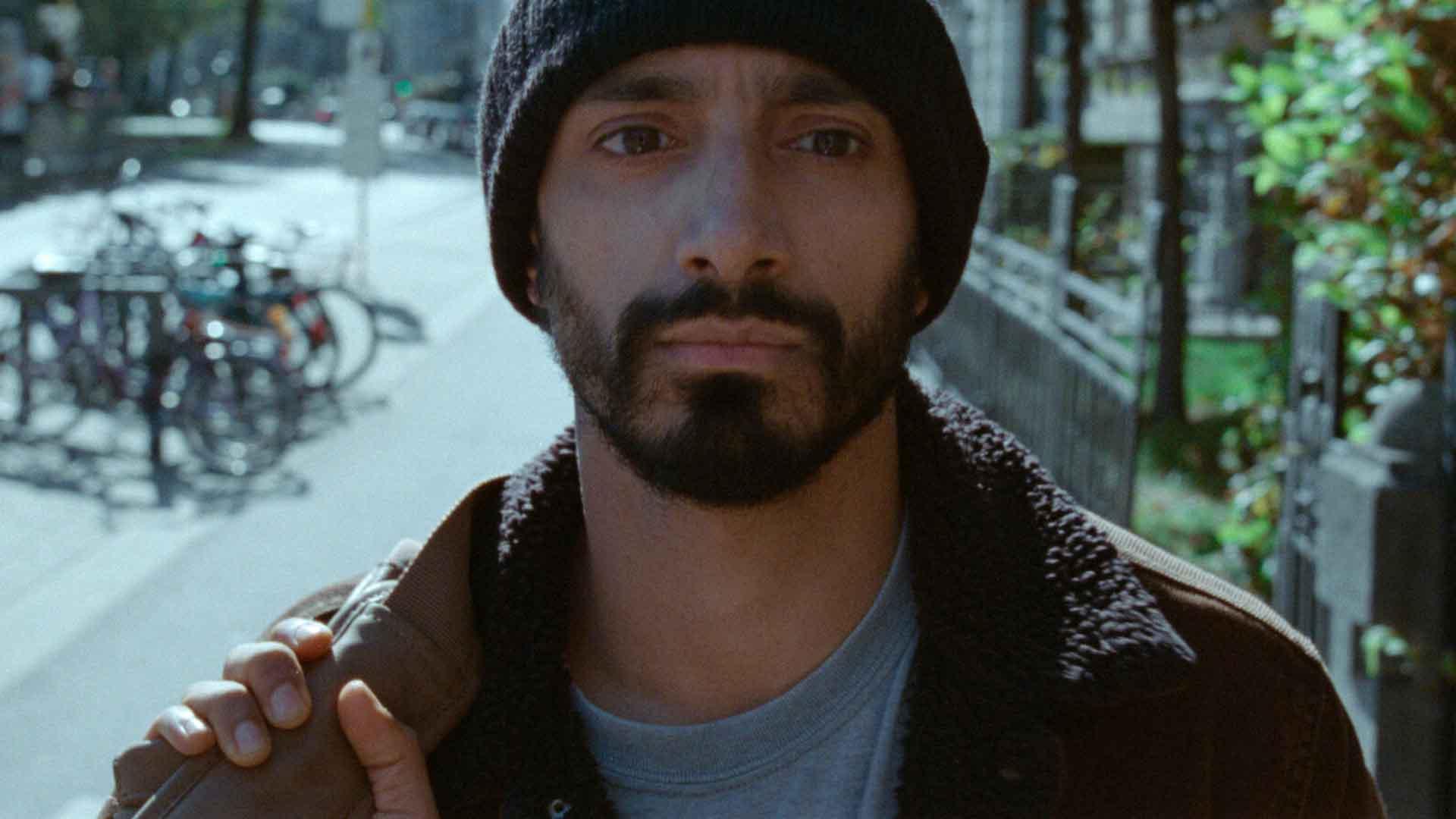 ریز احمد به همراه کلاه و ساک در فیلم Sound of Metal