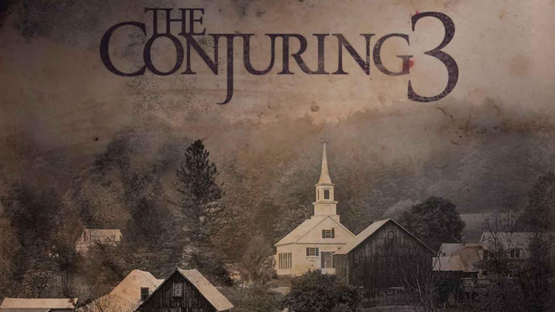 چندین خانه قدیمی و چوبی در فیلم The Conjuring: The Devil Made Me Do It