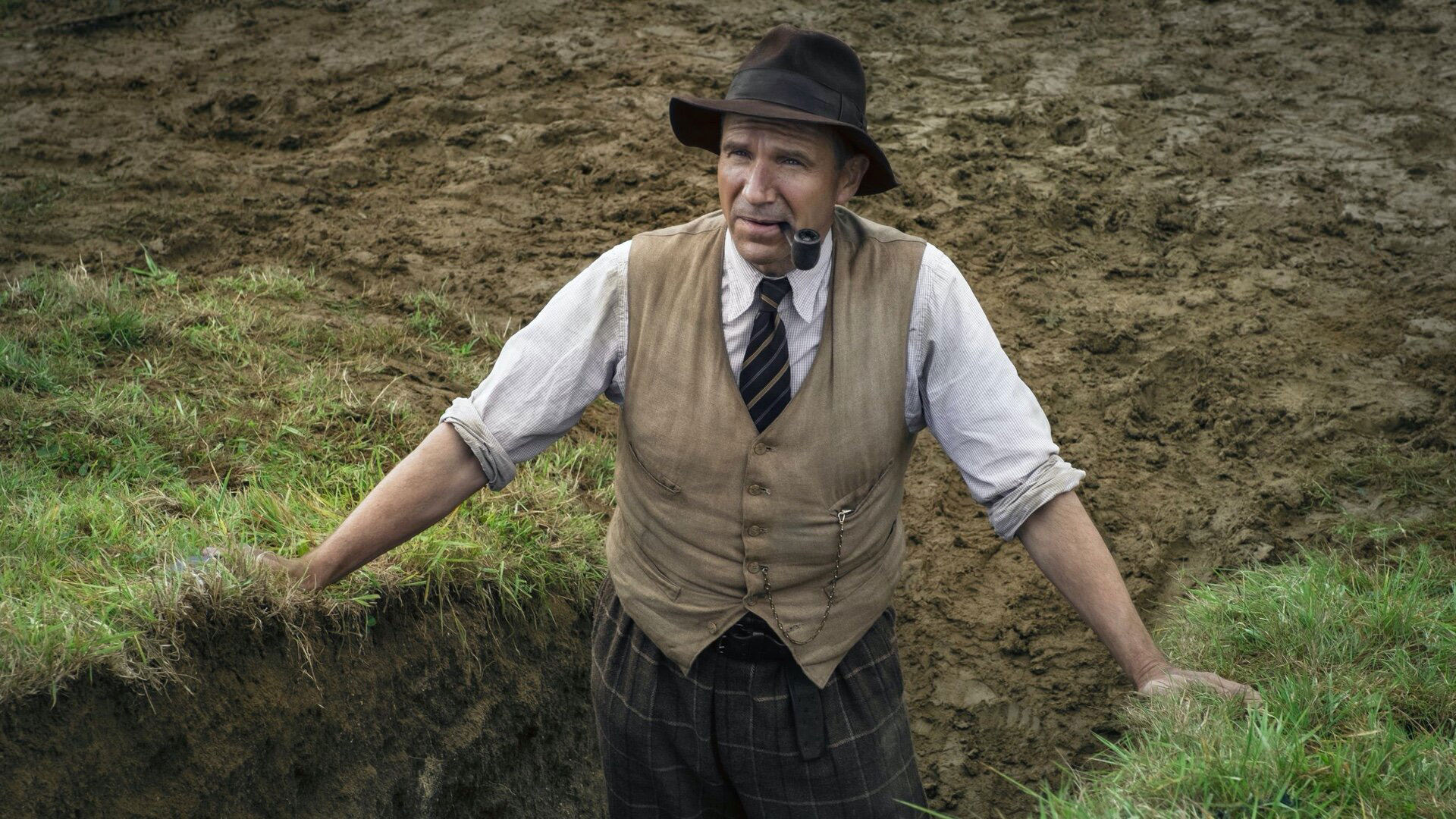 رالف فینیس در نقش حفار در فیلم The Dig
