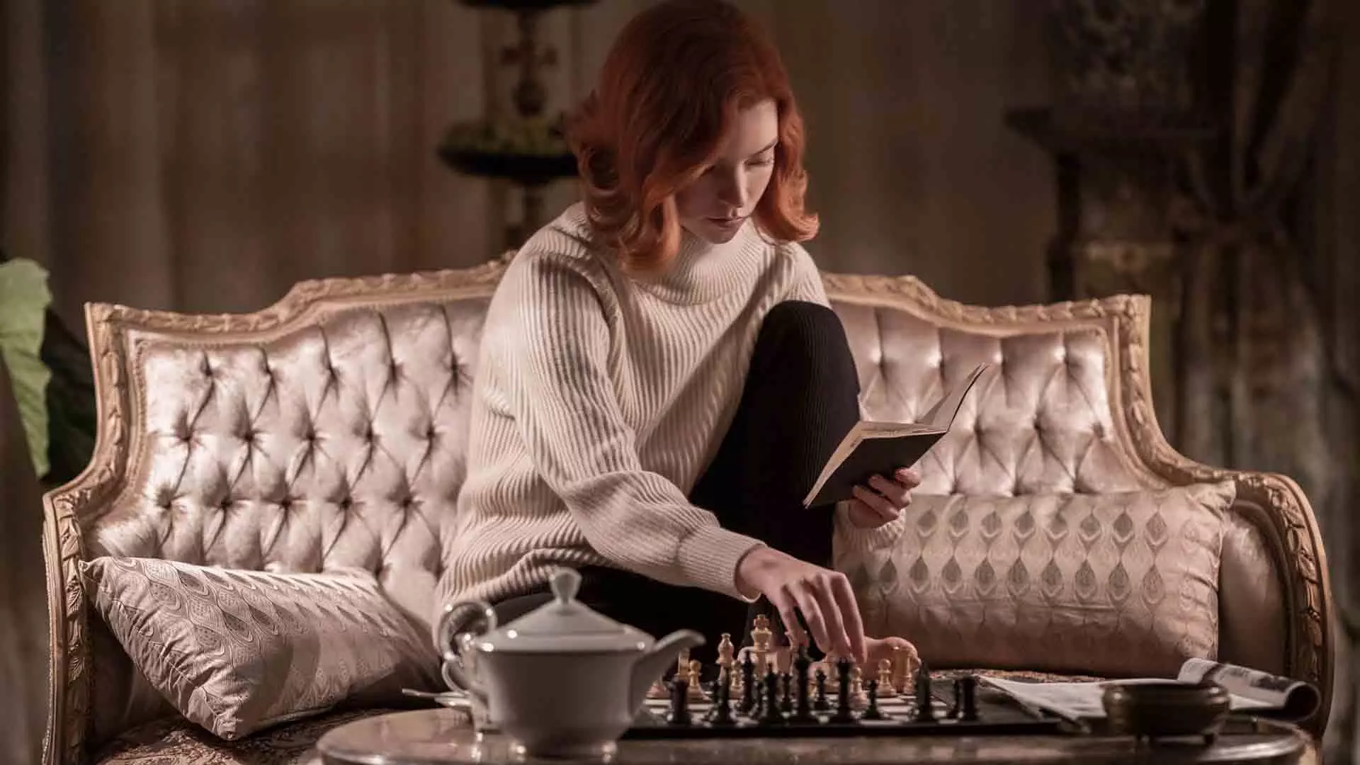 آنیا تیلور جوی در حال شطرنج تمرین کردن در مینی سریال The Queen