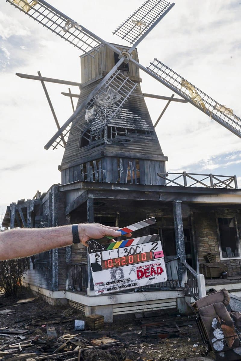 ساختمان و آسیاب بادی سوخته در اولین روز فیلمبرداری فصل پایانی سریال The Walking Dead 