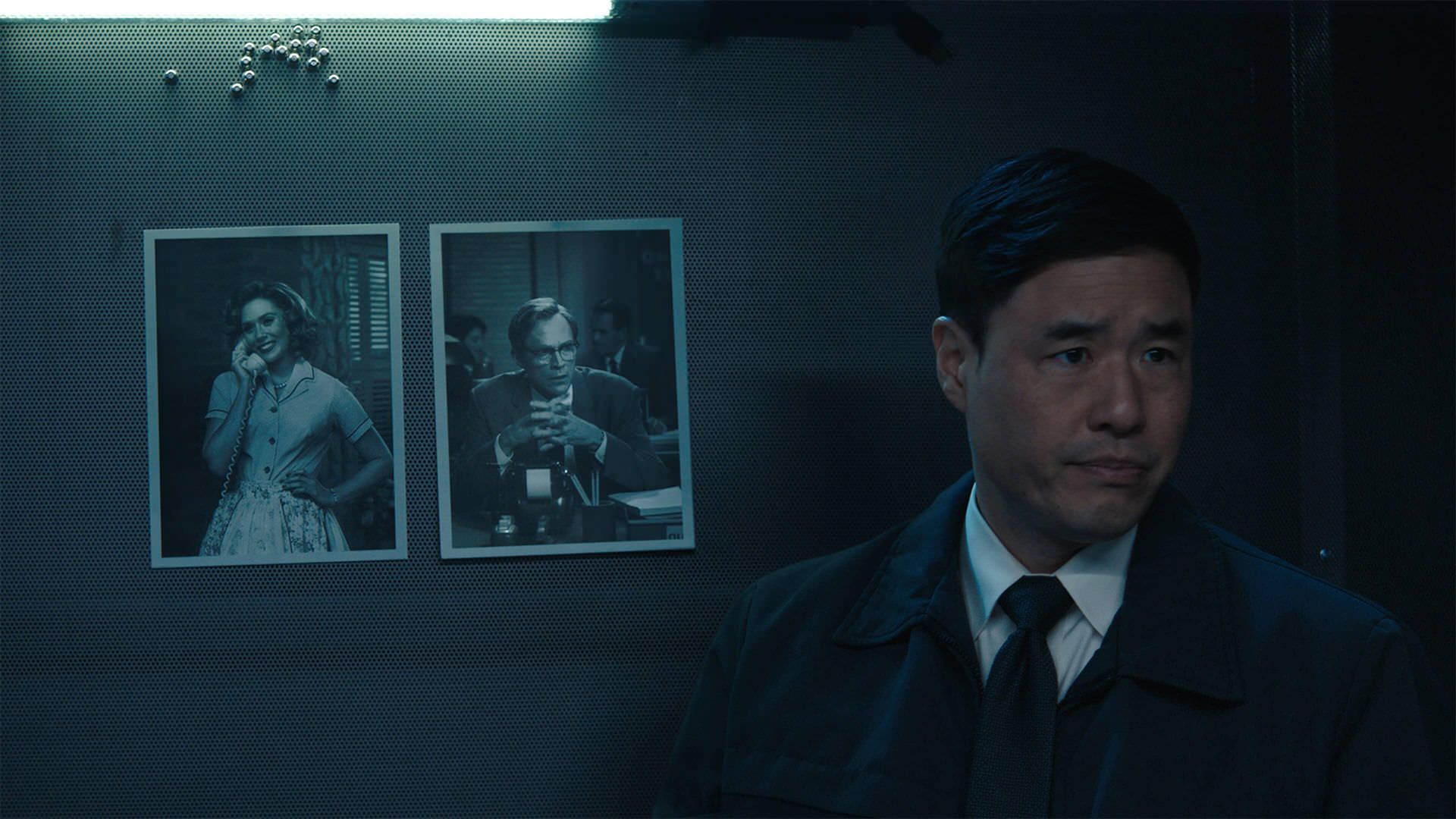 جیمی وو و عکس سیاه و سفید روی دیوار ویژن و واندا در قسمت چهارم سریال WandaVision