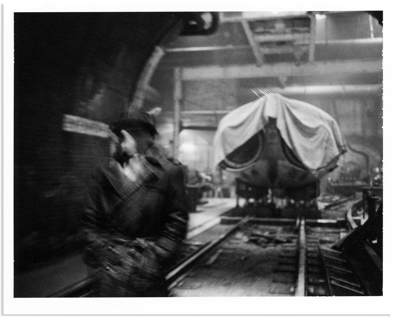 تصویر سیاه و سفید از فیلم واچمن زک اسنایدر با قدم زدن یکی از شخصیت های خلق شده توسط الن مور افسانه ای