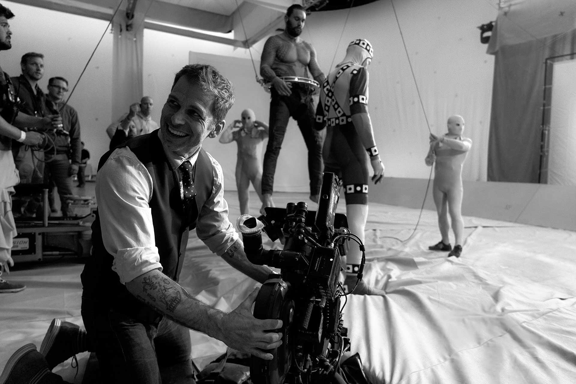 زک استایدر مشغول کنترل دوربین در پشت صحنه ساخت اسنایدر کات یعنی فیلم لیگ عدالت اصلی شبکه HBO Max