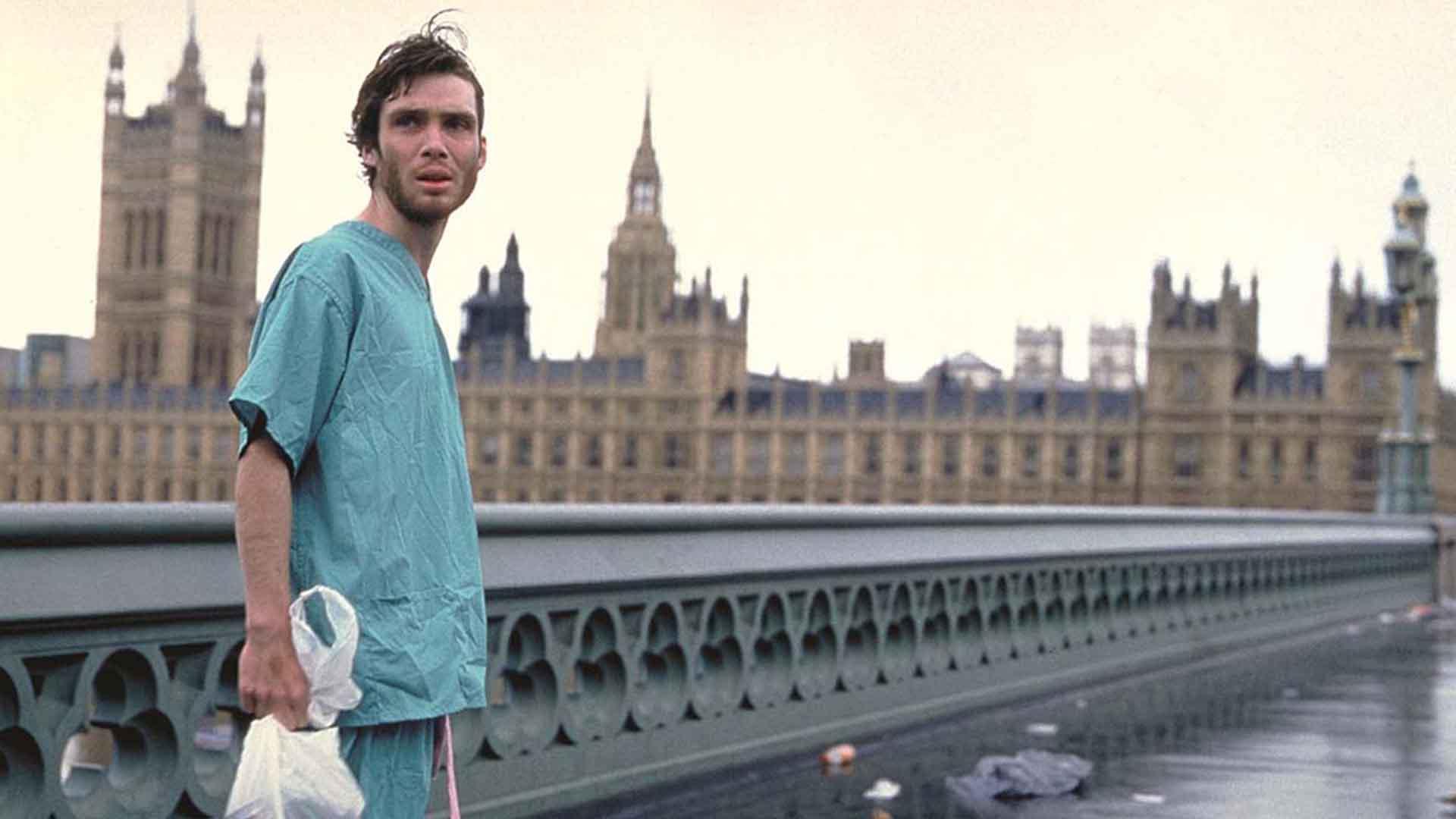 کیلین مورفی با لباس بیمارستان در شهر لندن در فیلم 28 Days Later
