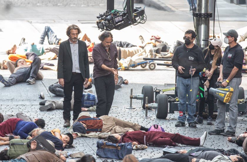 الخاندرو گونسالس ایناریتو و دانیل خیمنس کاچو در میان افرادی دراز کشیده روی زمین در پشت صحنه فیلمبرداری و تولید فیلم Limbo