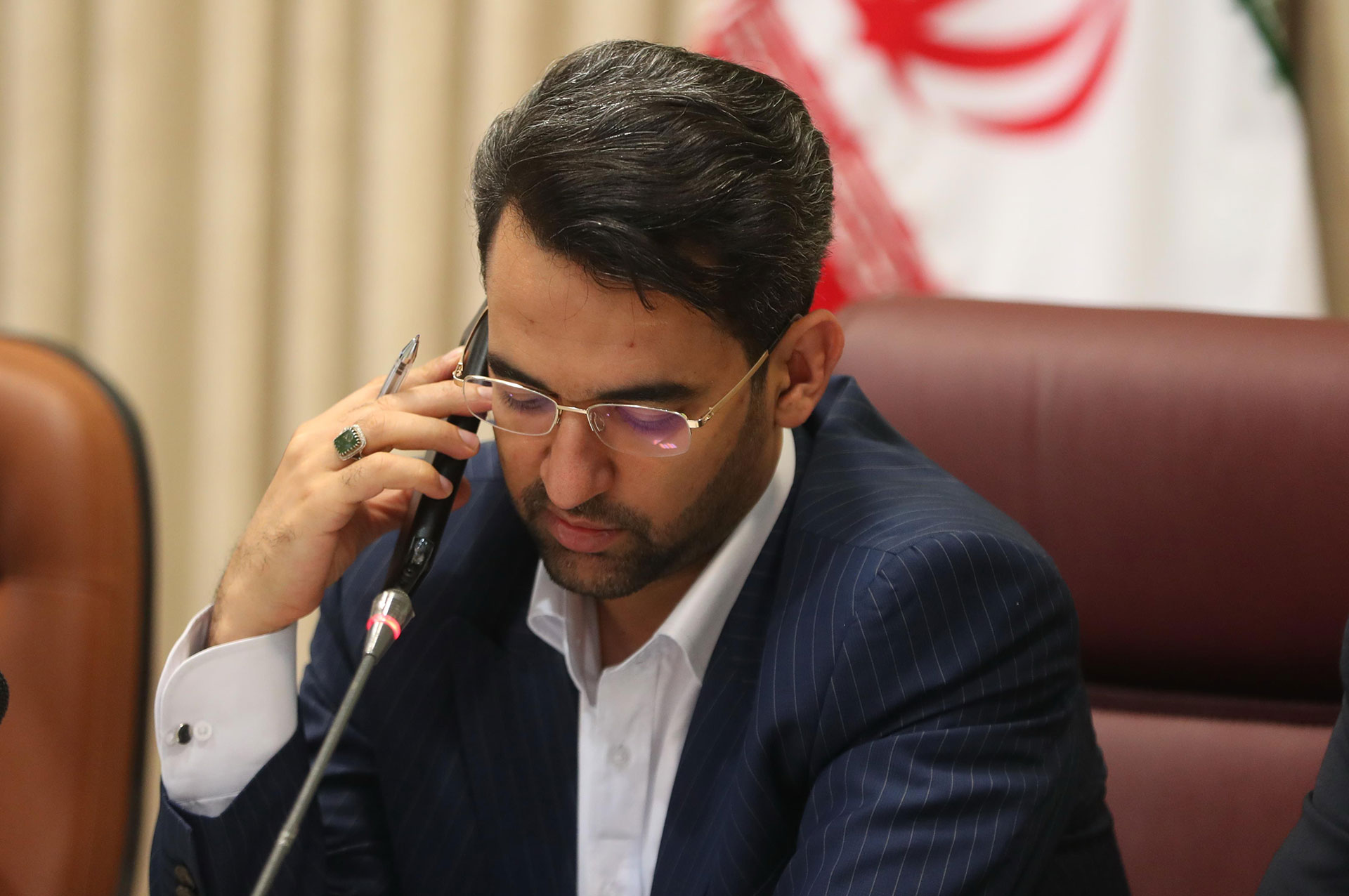 محمد جواد آذری جهرمی در حال صحبت کردن با تلفن