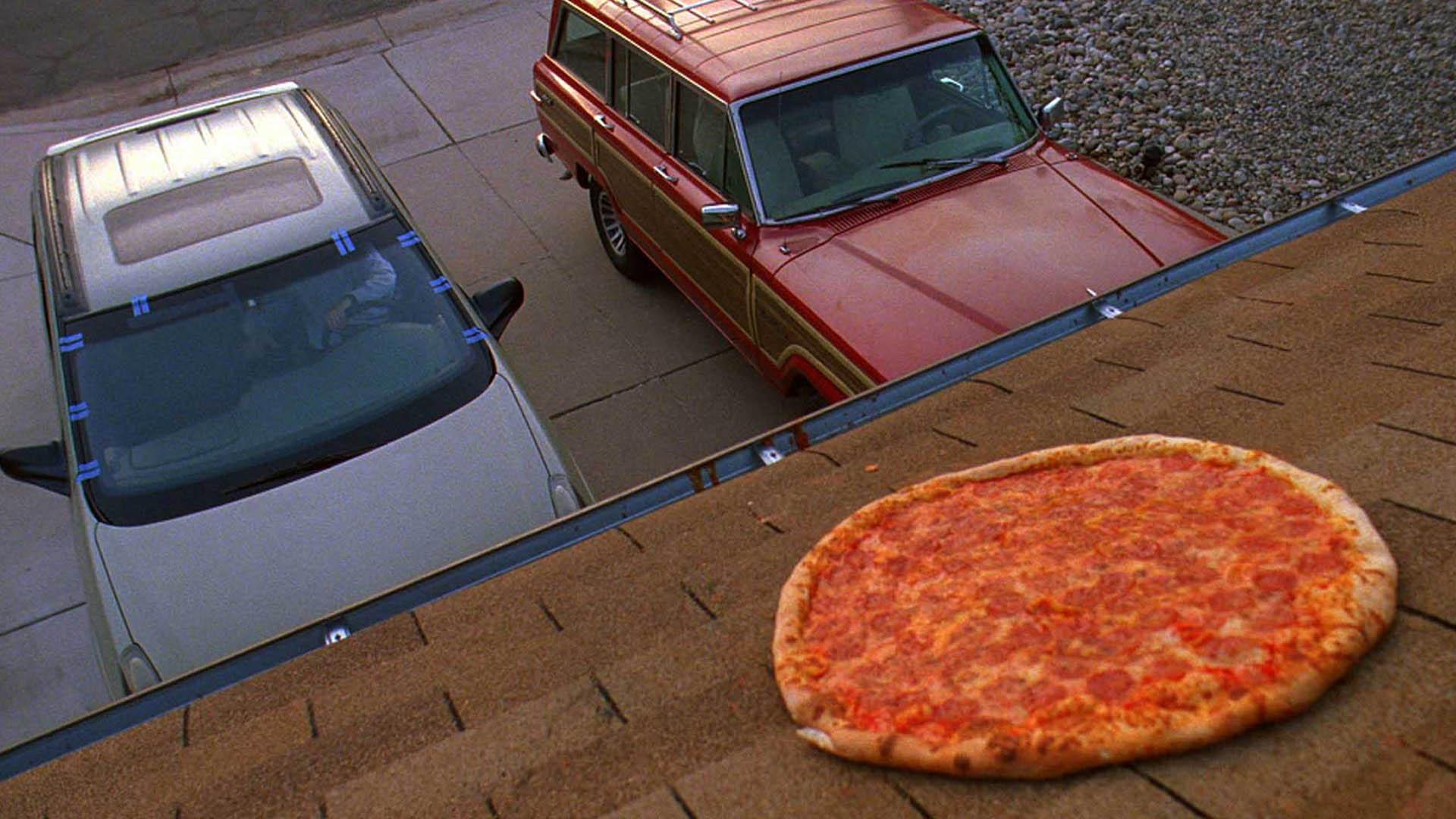سکانس معروف پرت کردن پیتزا روی پشت‌بام توسط والتر وایت در سریال Breaking Bad