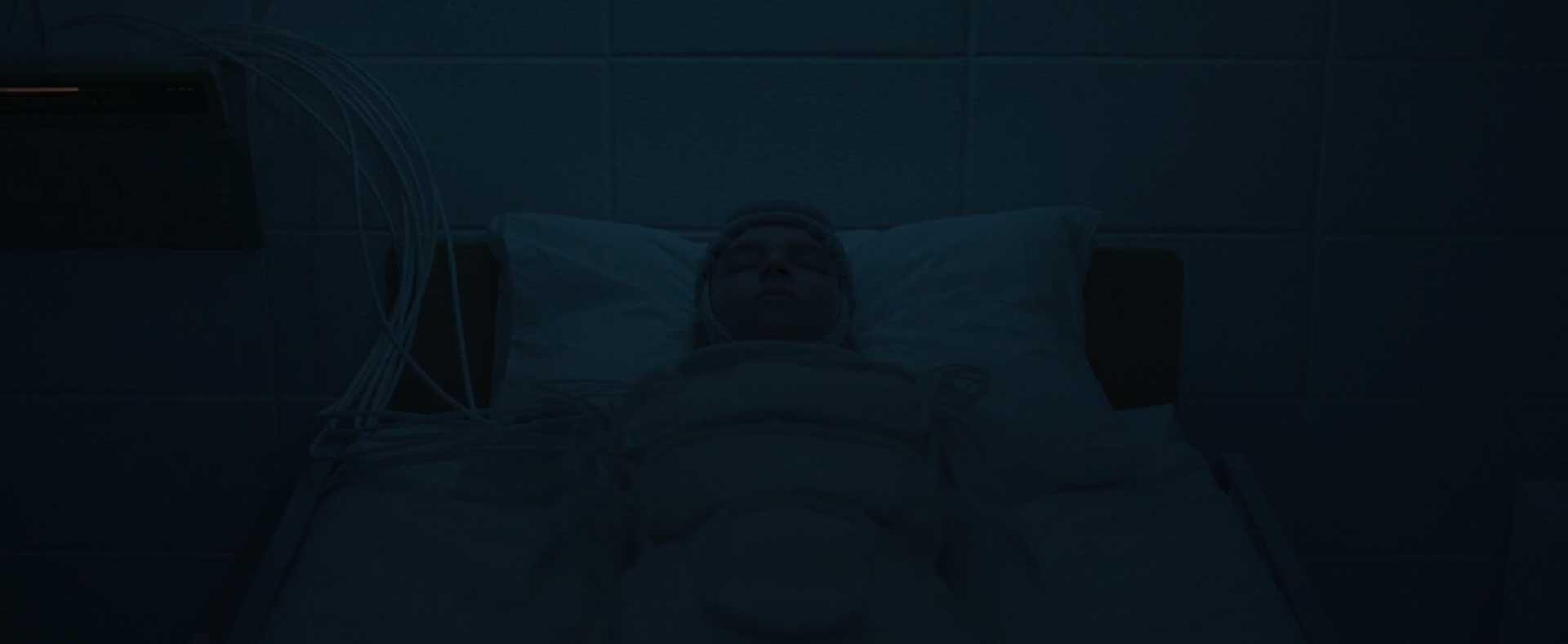 دختر خوابیده روی تخت در محل تست داخل فیلم ترسناک Come True از کشور کانادا