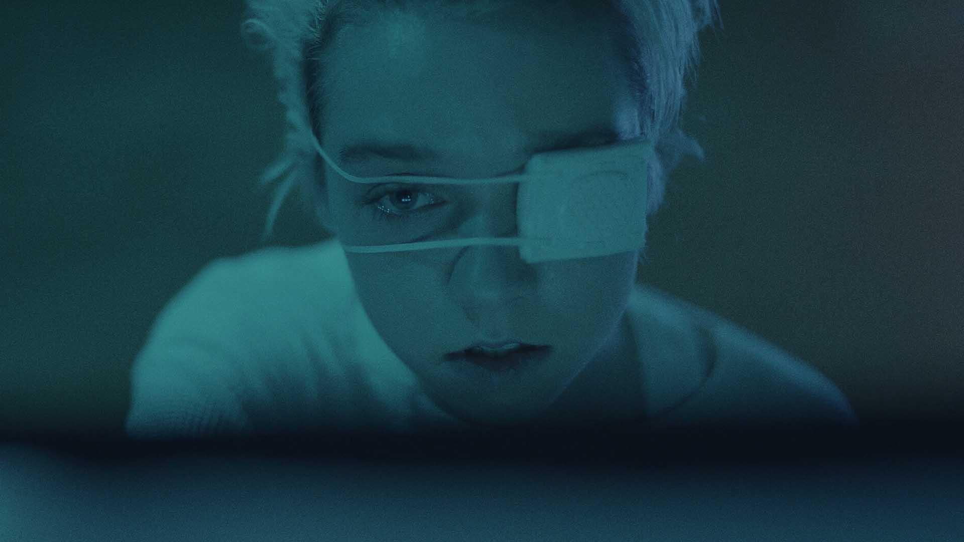 جولیا سارا استون در فیلم Come True به همراه یک چشم‌بند سفید