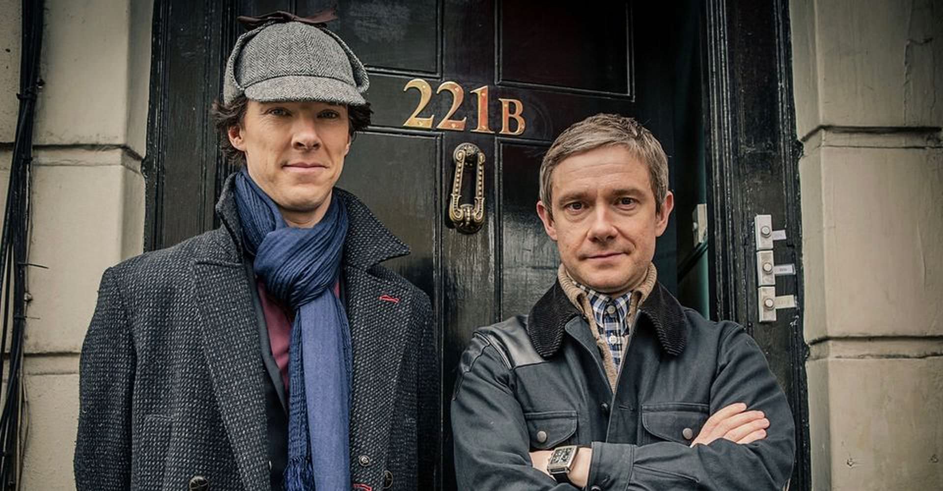شرلوک هولمز و جان واتسون در مقابل خانه معروف‌شان در خیابان بیکر
