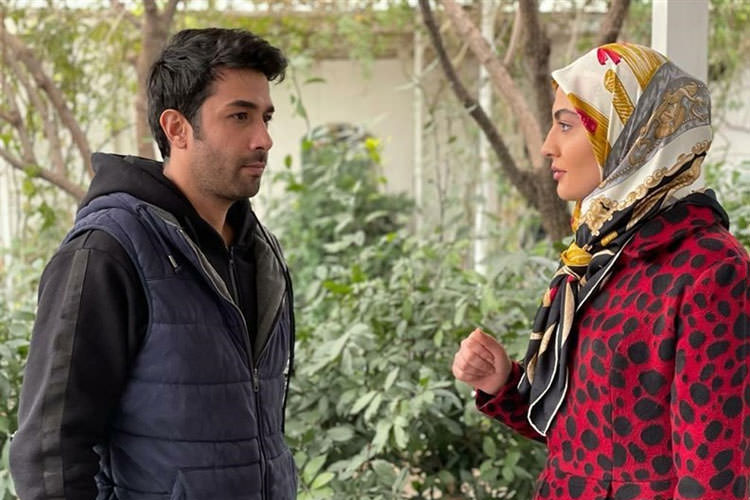نیم رخ دیبا زاهدی و حسین مهری در سریال همبازی